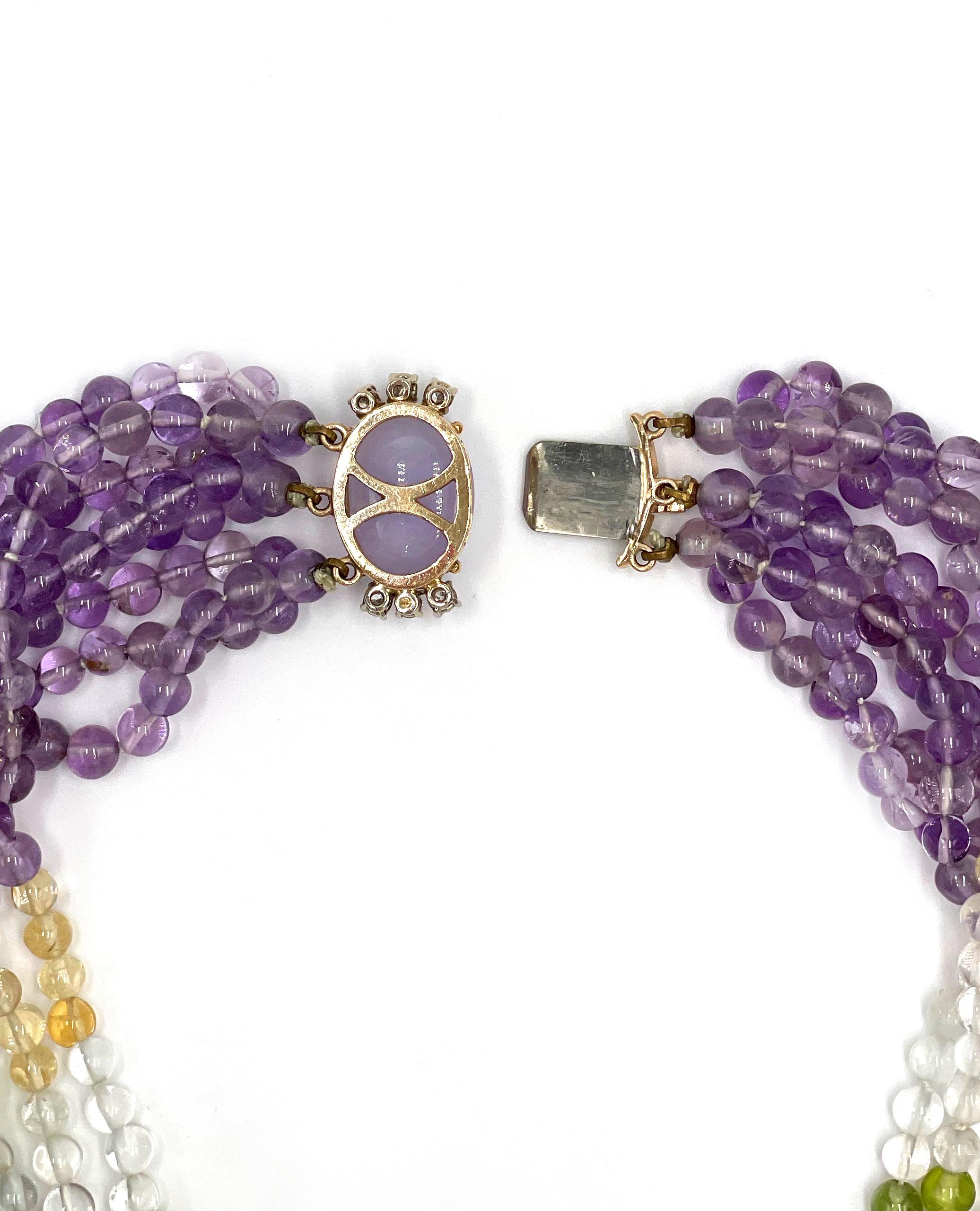 Mehrstrangige farbenfrohe Halskette mit Lavendel-Jade-Verschluss Damen im Angebot