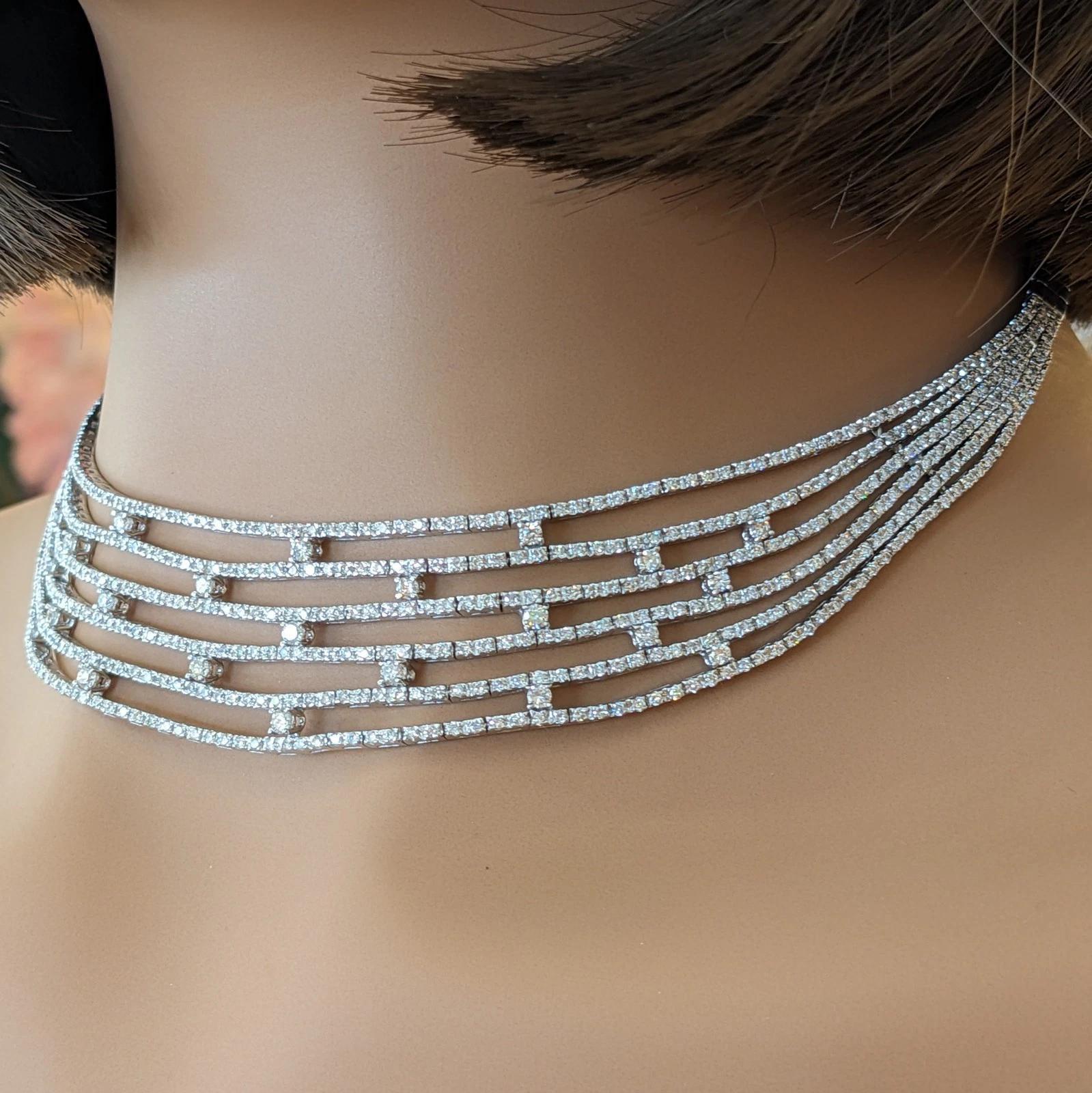 Collana girocollo con diamanti a più fili in oro bianco 18 carati 

La collana di diamanti presenta sei fili di diamanti rotondi Brillianti incastonati orizzontalmente sulla metà anteriore della collana, tutti incastonati in oro bianco 18k. La