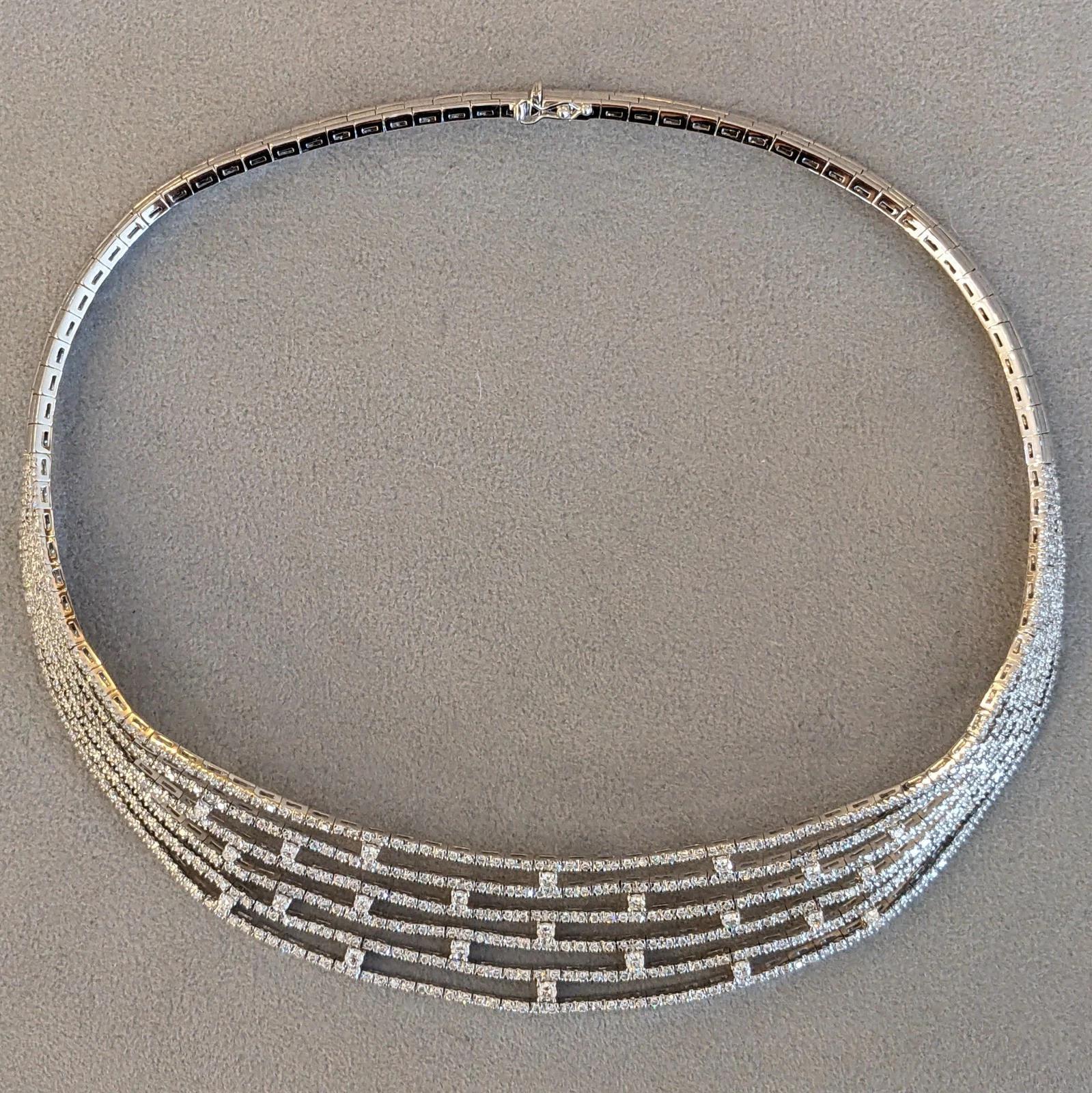 Taglio rotondo Collana girocollo con diamanti a più fili in oro bianco 18 carati in vendita