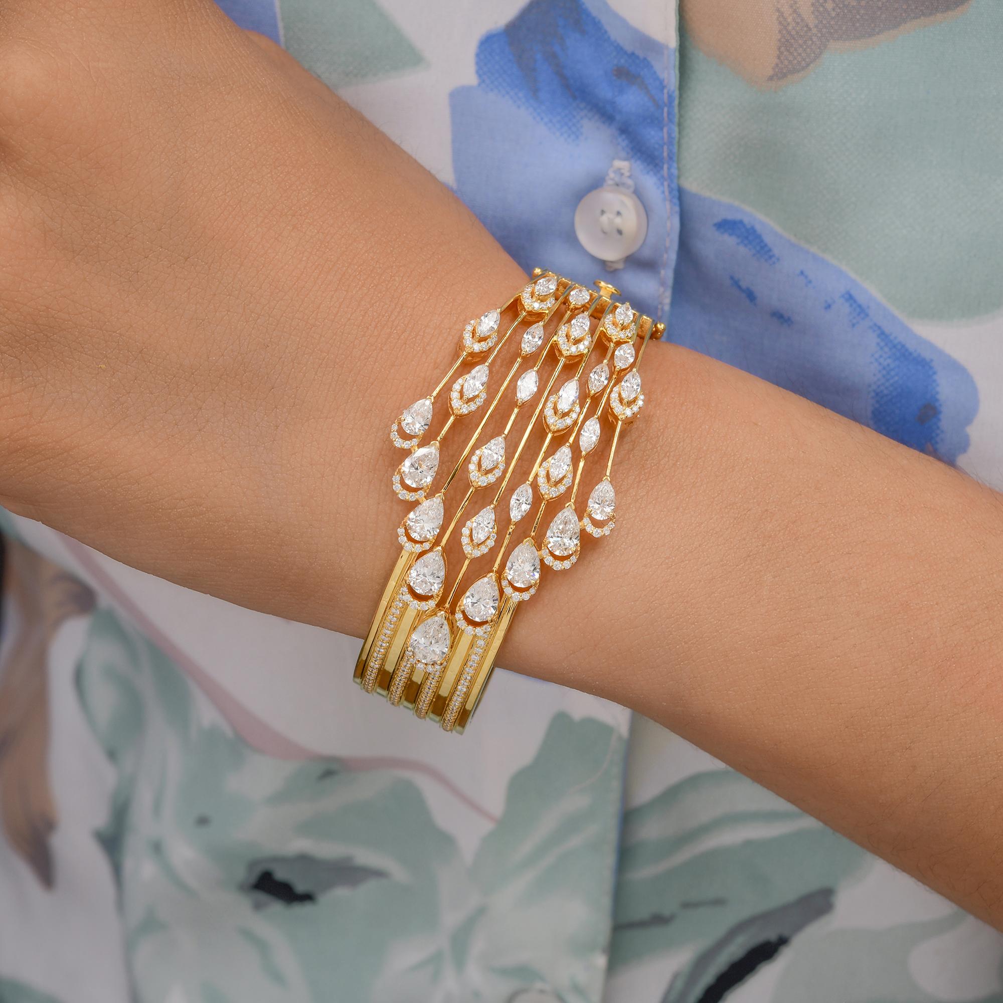 Dieser exquisite Armreif ist aus 18-karätigem Gold gegossen und mit 6,52 Karat funkelnden Diamanten besetzt.

FOLLOW SPECTRUM JEWELS Storefront, um die neueste Collection'S und exklusive Stücke zu sehen. Spectrum Jewels ist stolz darauf, ein Top