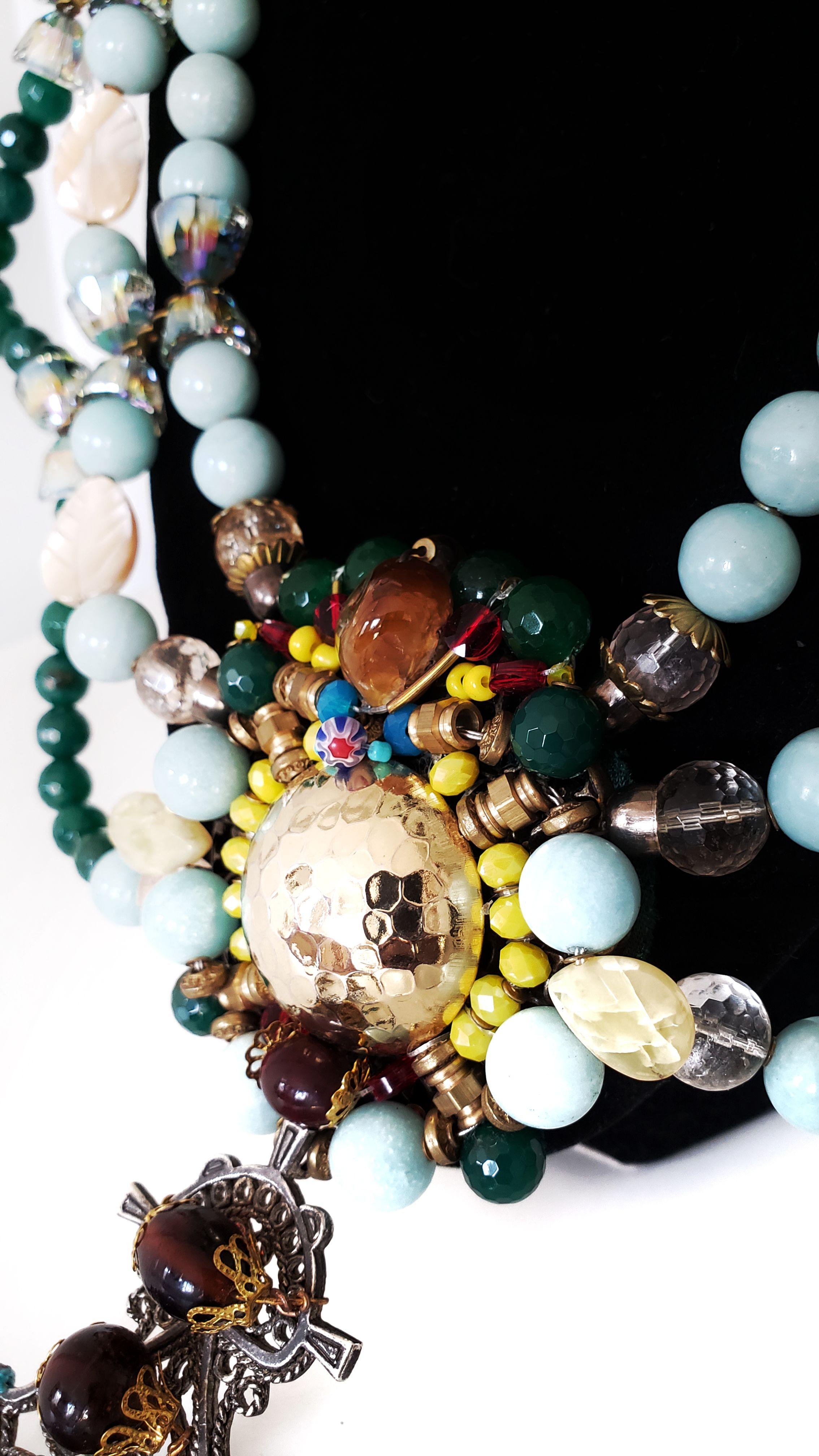 Mehrreihige Halskette aus Jade, Amazonit und Swarovski Kristallen mit Verzierungen im Zustand „Neu“ im Angebot in Milton Keynes, GB