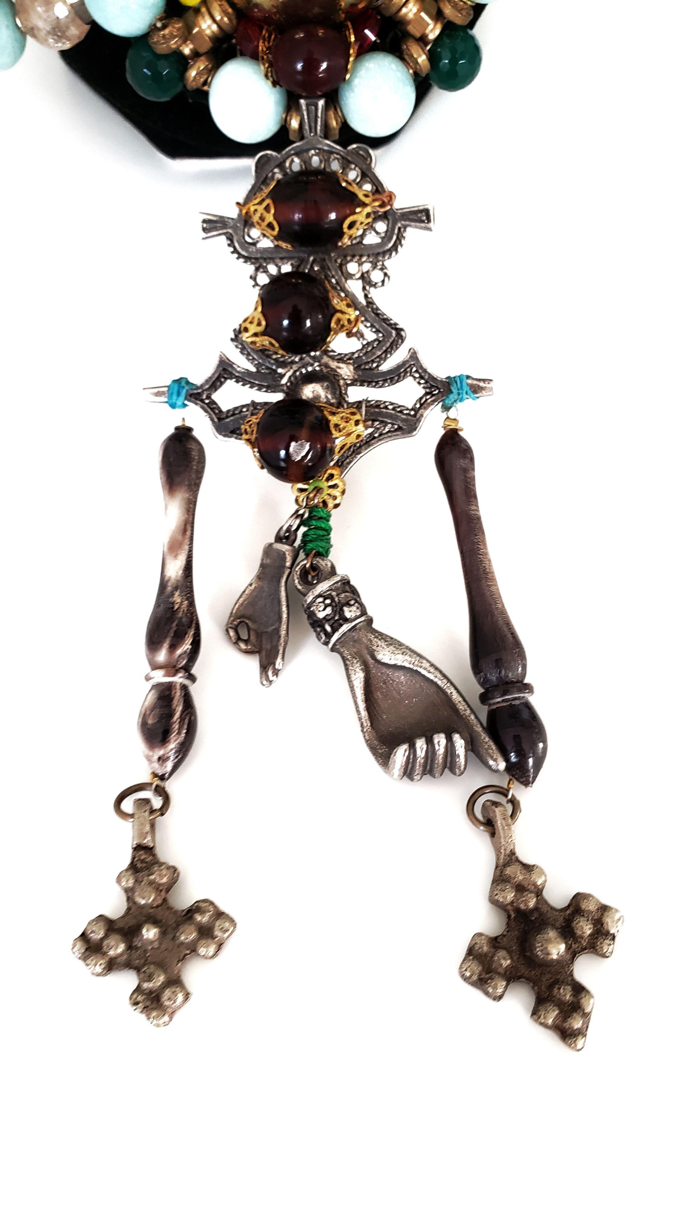 Mehrreihige Halskette aus Jade, Amazonit und Swarovski Kristallen mit Verzierungen im Angebot 1