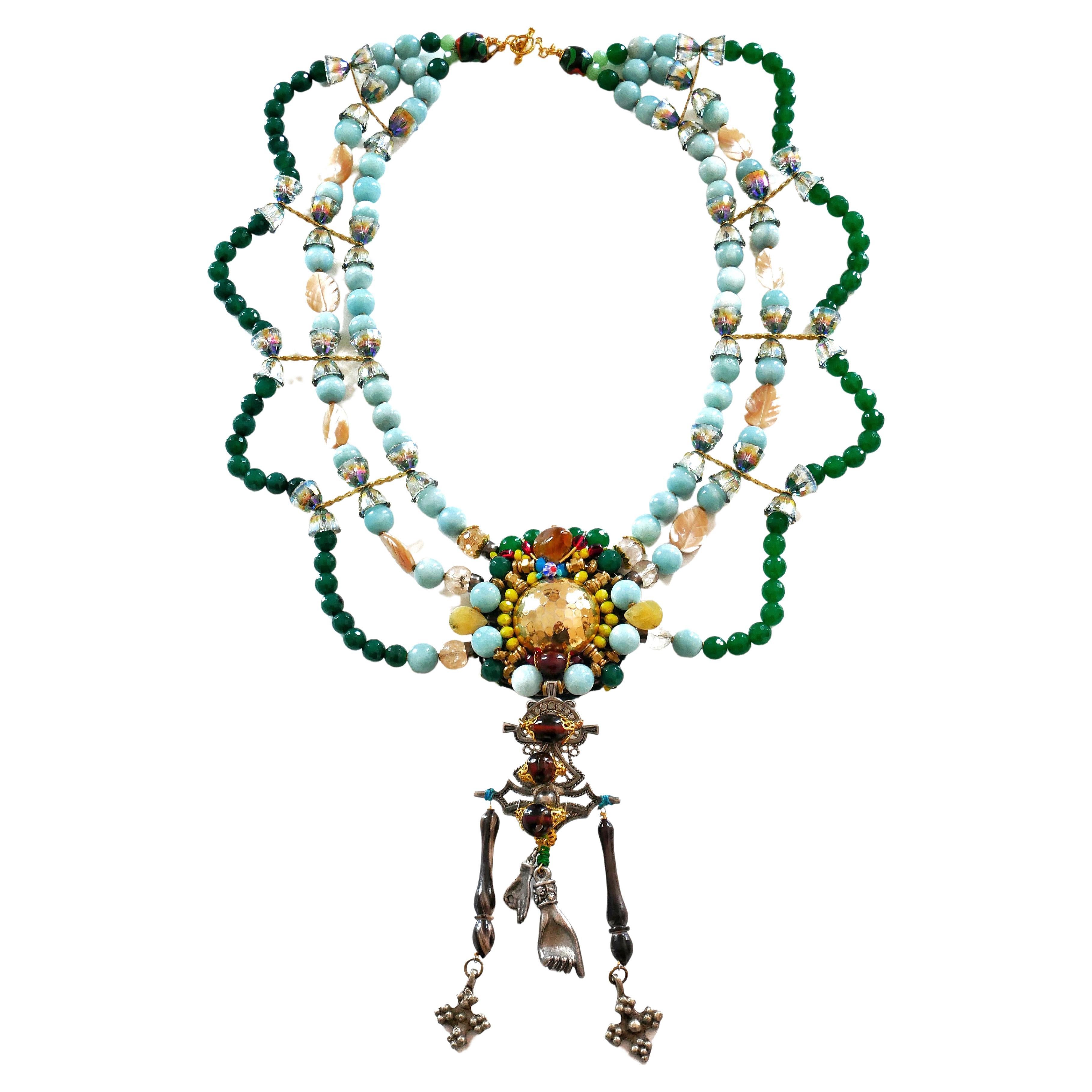 Mehrreihige Halskette aus Jade, Amazonit und Swarovski Kristallen mit Verzierungen im Angebot