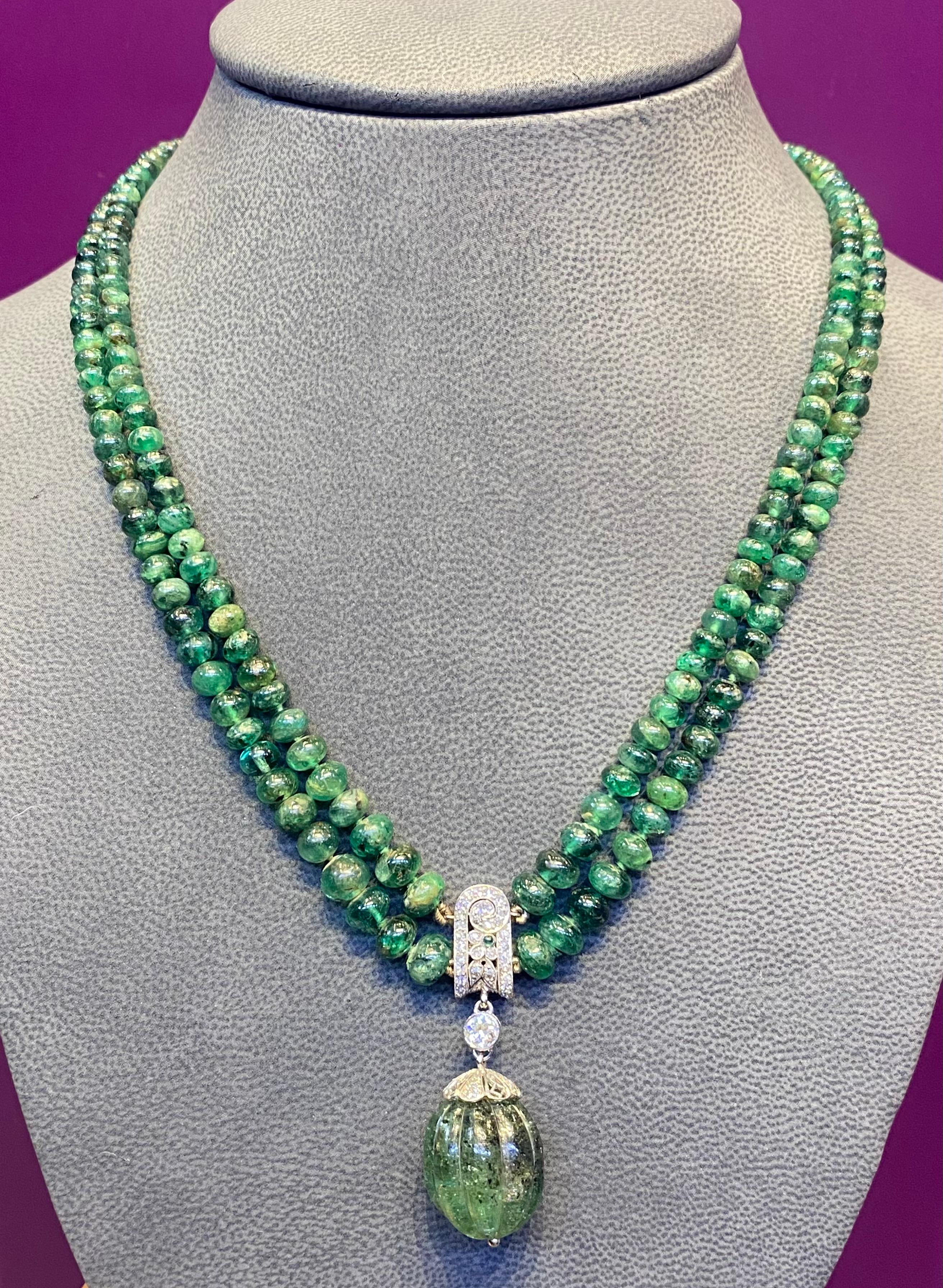 Perle Collier de perles d'émeraude multibrins en vente