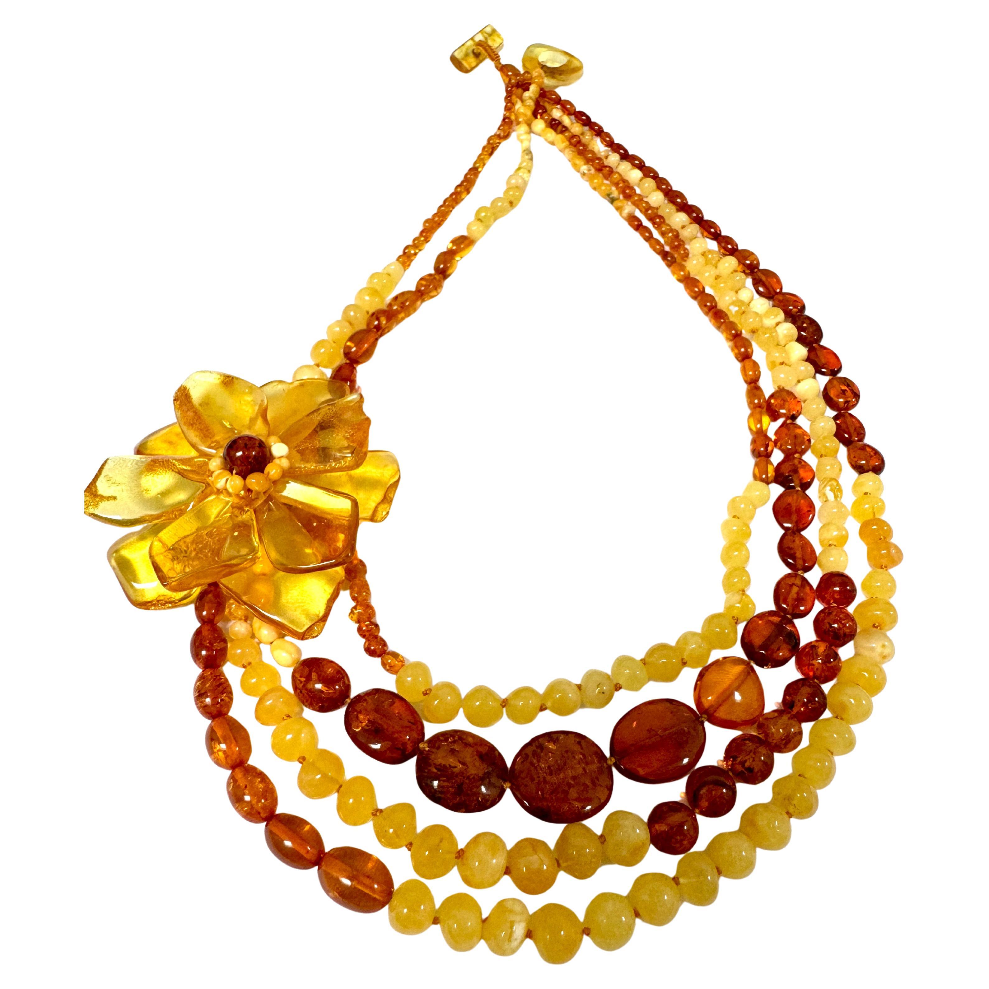 Taglio misto Collana di fiori d'ambra a più fili in vendita