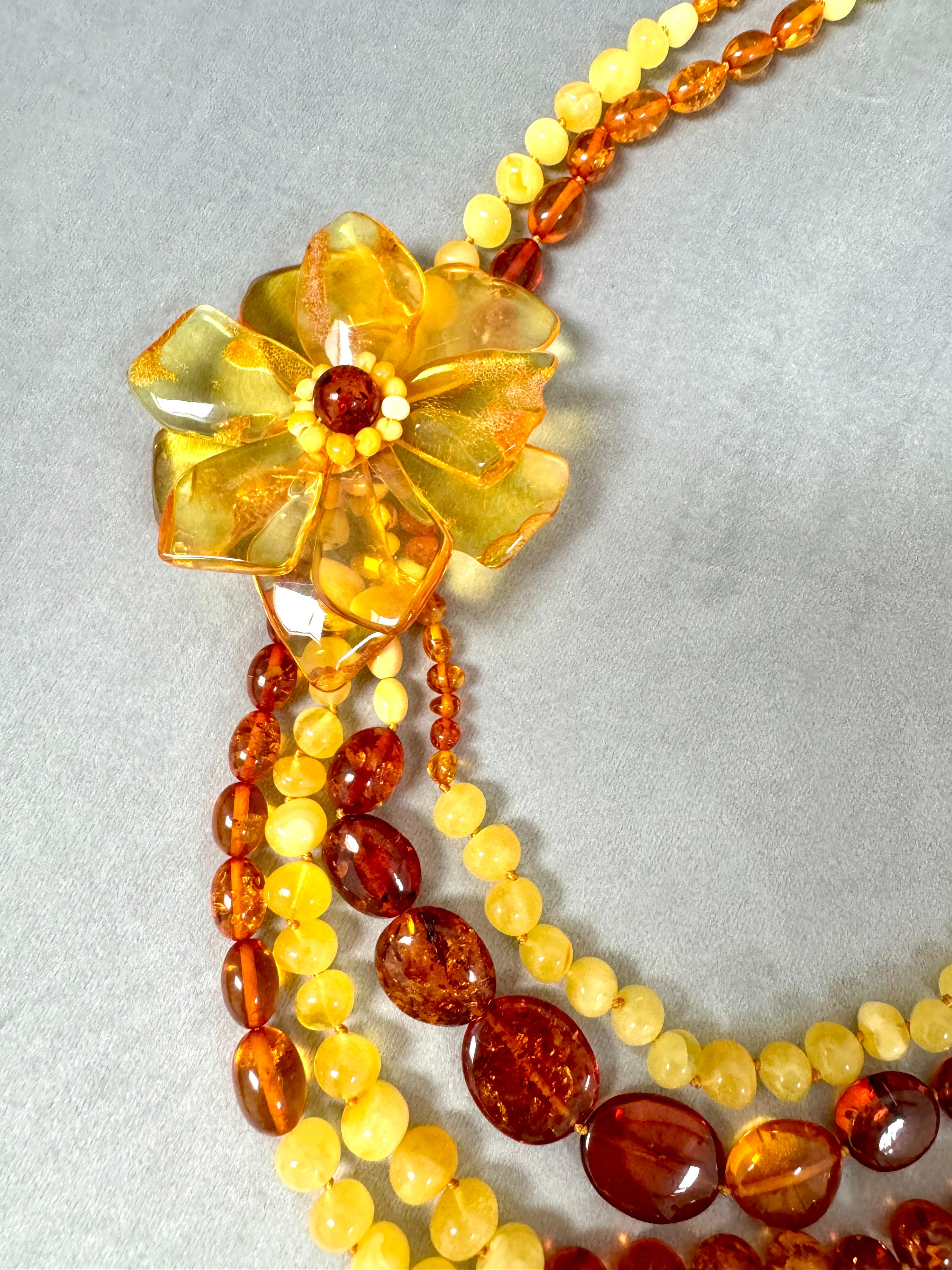 Collana di fiori d'ambra a più fili in vendita 1