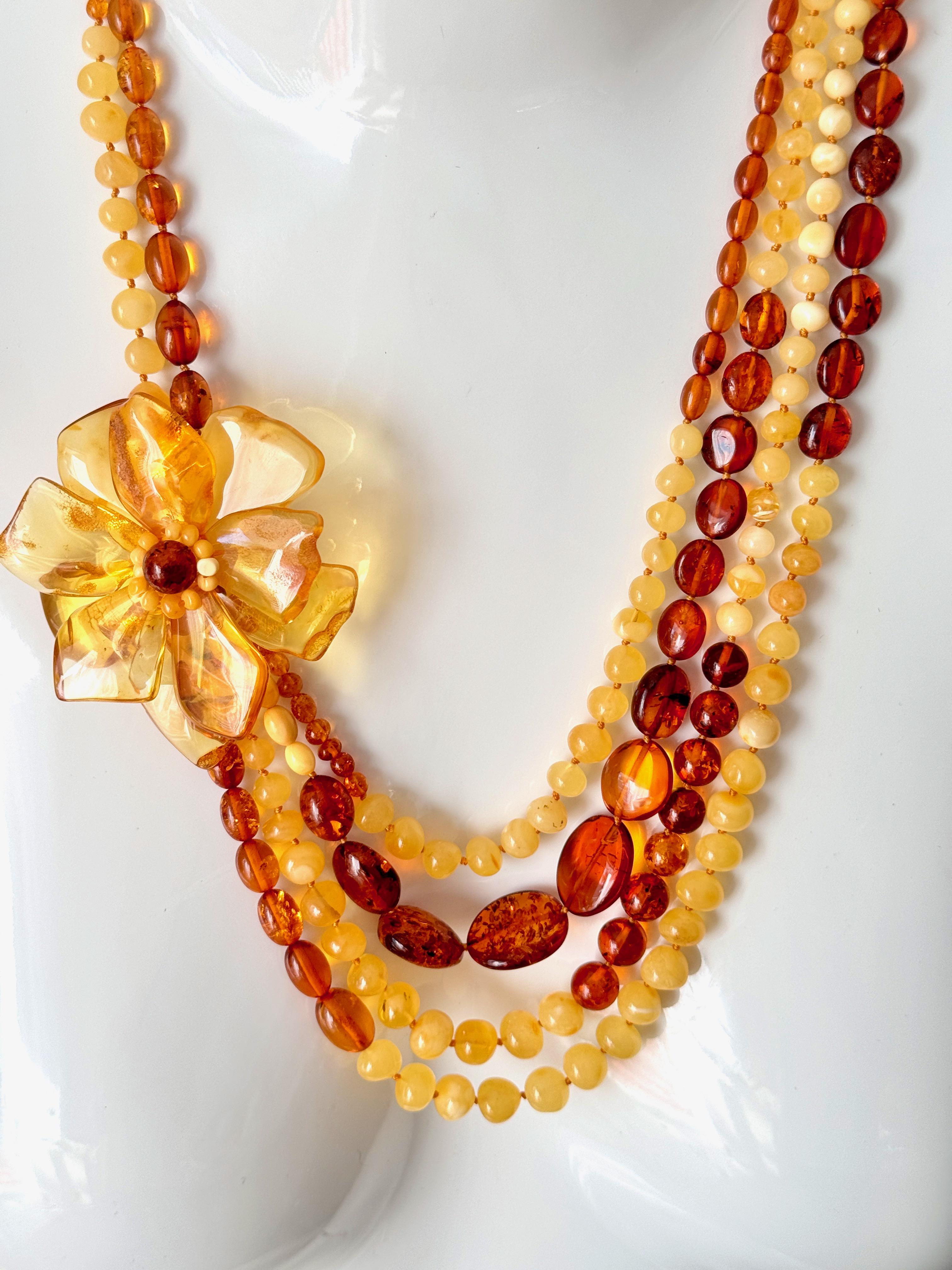 Collana di fiori d'ambra a più fili in vendita 2