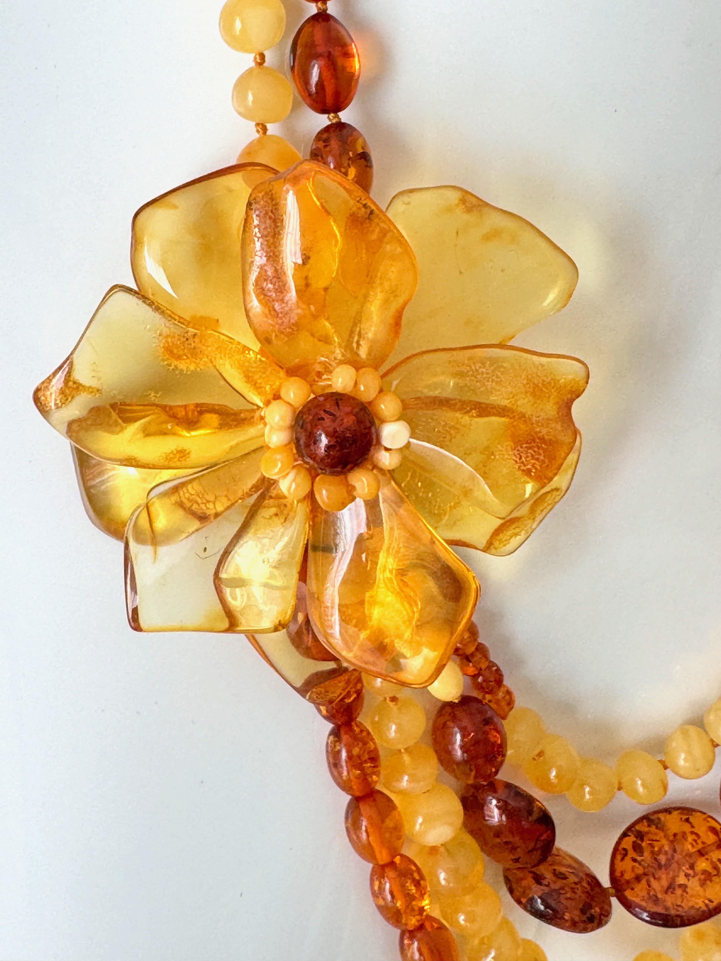 Collana di fiori d'ambra a più fili in vendita 3
