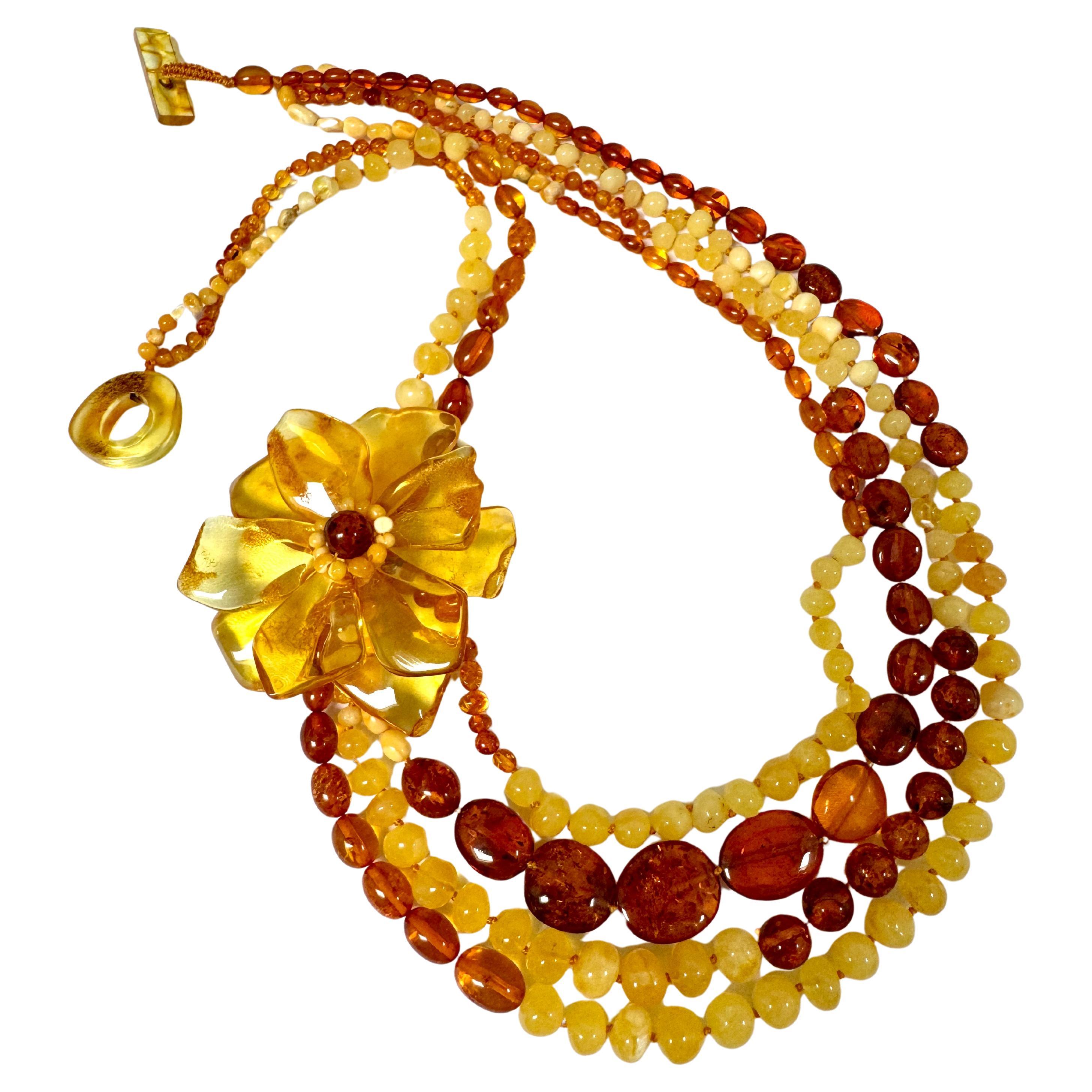 Collana di fiori d'ambra a più fili
Collana a quattro fili di ambra baltica multicolore Nature.
Collana unica nel suo genere con grande fiore d'ambra di circa 2,30 pollici. Rifinito con un'elegante chiusura in ambra intagliata a mano con quattro