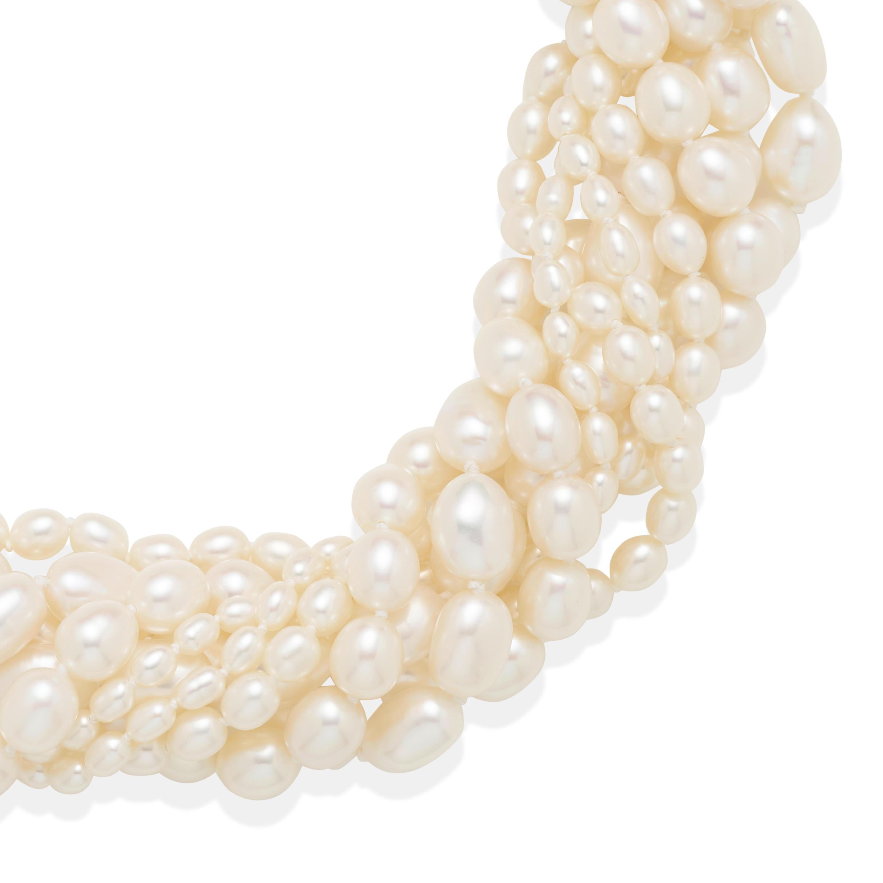 Questa collana presenta otto fili di perle d'acqua dolce di varie dimensioni, uniti da una chiusura in oro giallo 14K.
