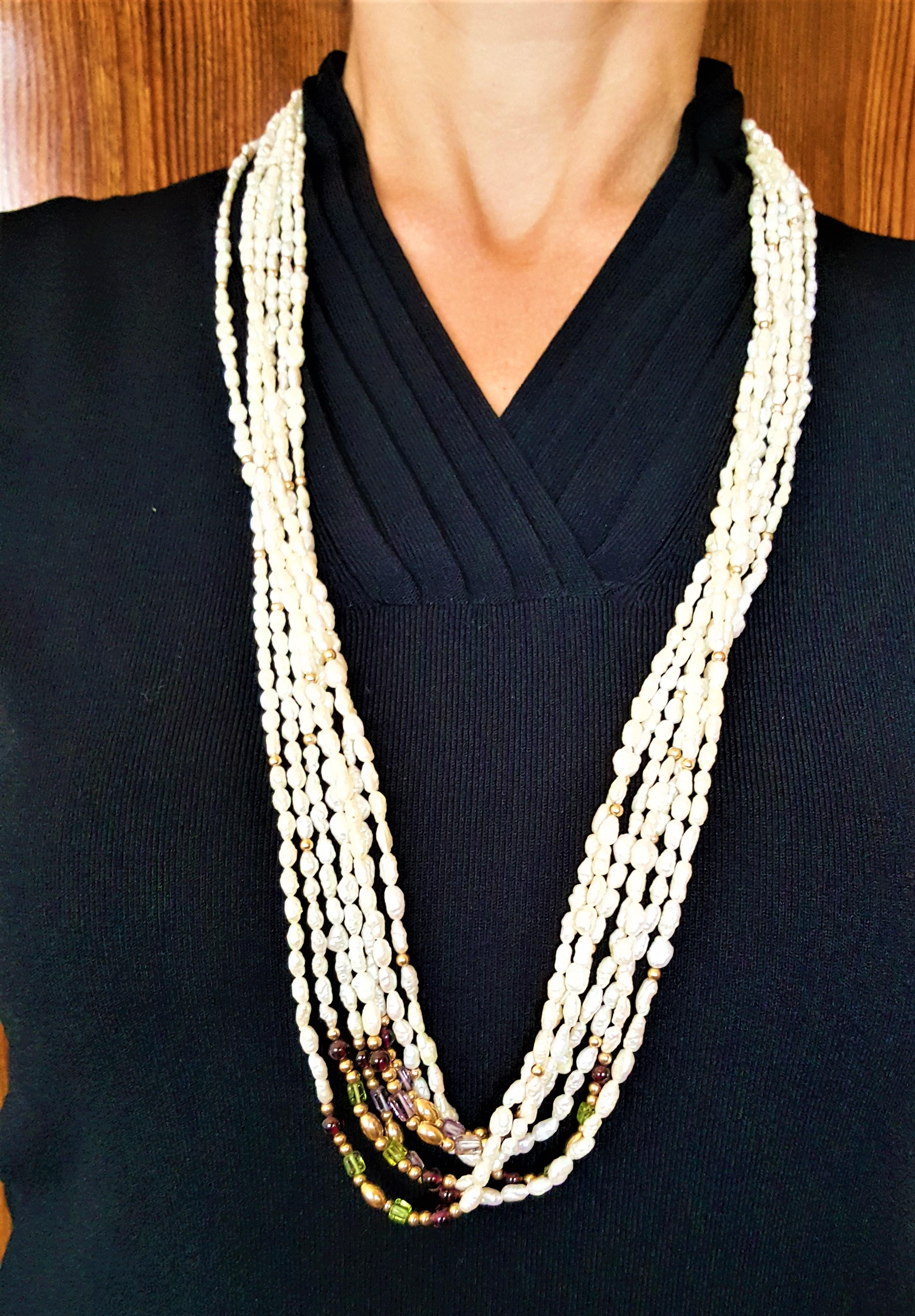 Hübsche 32-Zoll-Halskette mit 7 Ständern aus Süßwasserperlen, akzentuiert mit Goldperlen und Halbedelsteinen, gesichert mit einem Verschluss aus 14-karätigem Gelbgold. Die Perlen haben einen guten Glanz und sind in einem sehr guten Zustand.