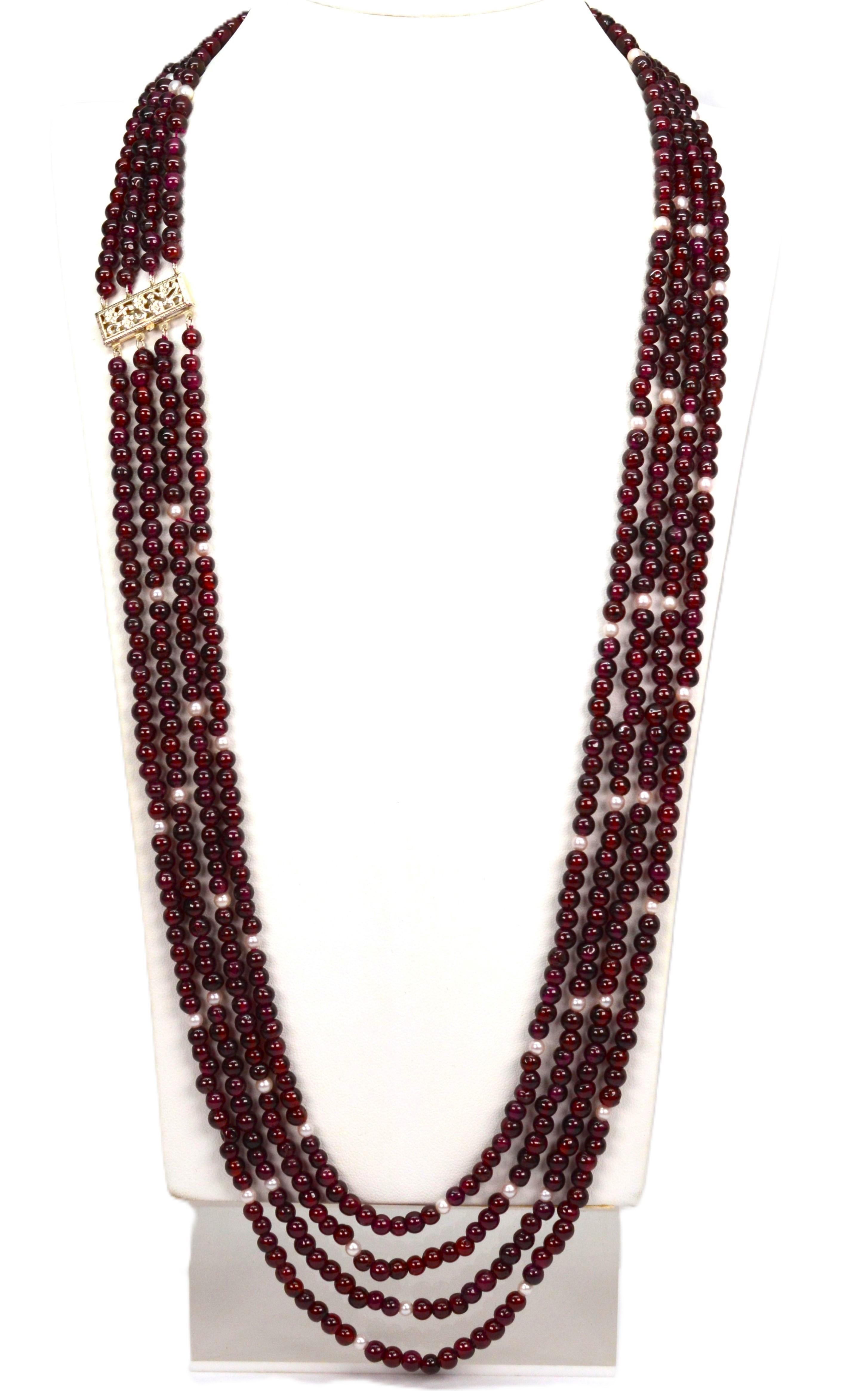 Des brins drapés de grenat riche de couleur bordeaux créent le look vintage chaleureux affiché par ce magnifique collier multi-brins de 30 pouces. Quatre perles de grenat rondes de 5+/- mm de long, totalisant plus de 750 carats de grenat AAA, sont