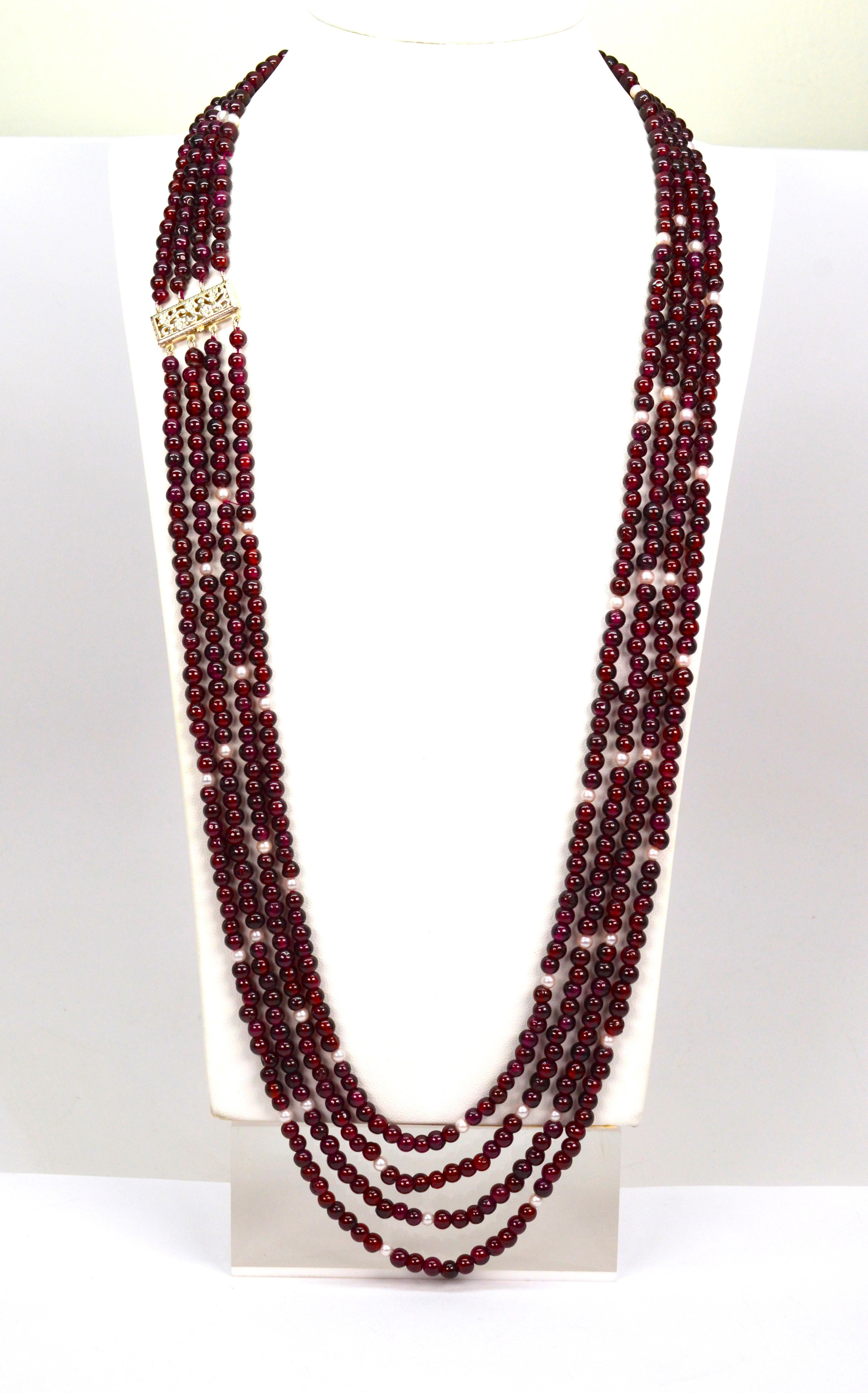 Collier multi-brins en grenat avec accents en perles et fermoir en filigrane en argent Neuf - En vente à Mount Kisco, NY