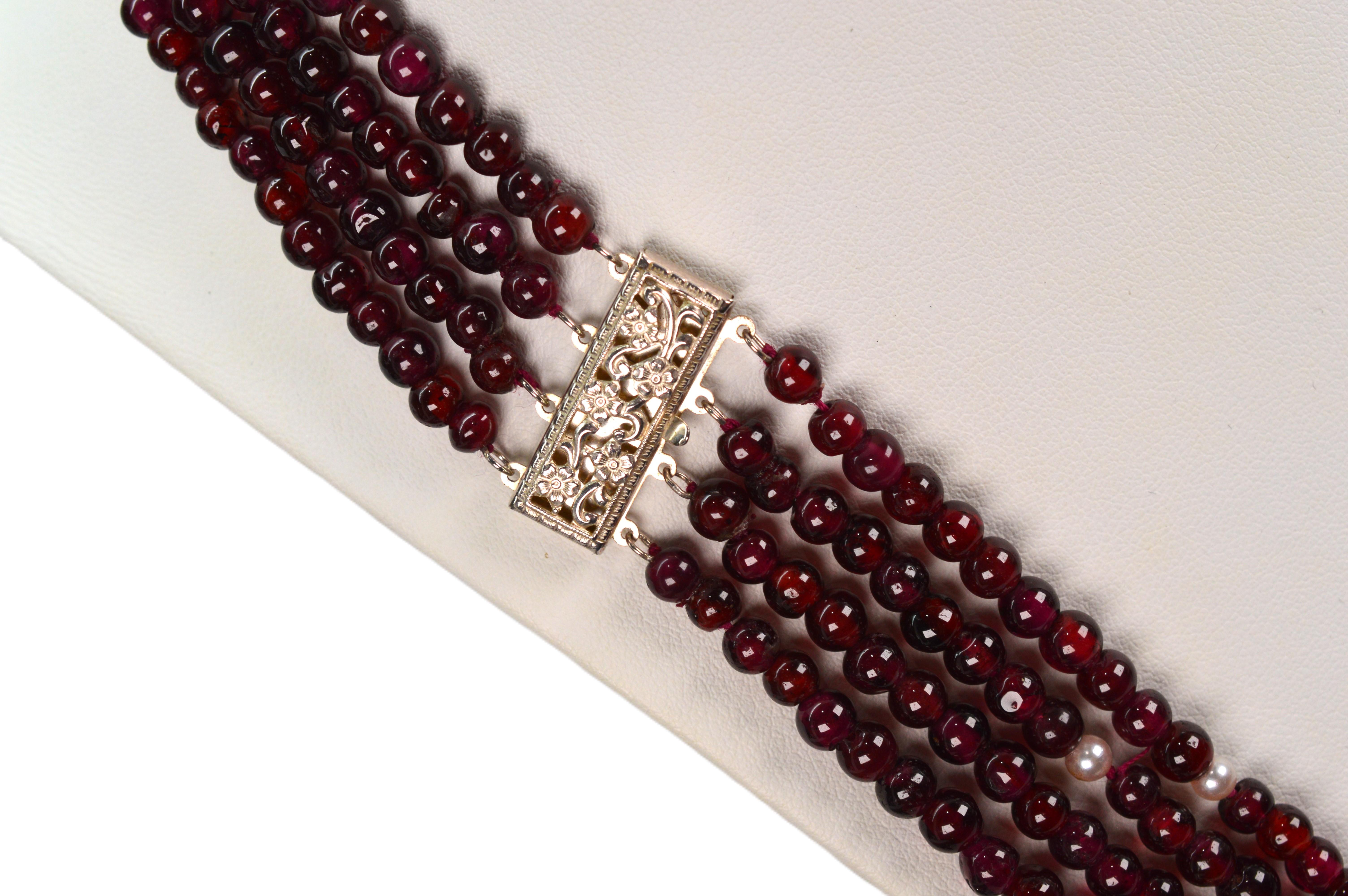 Collier multi-brins en grenat avec accents en perles et fermoir en filigrane en argent Pour femmes en vente