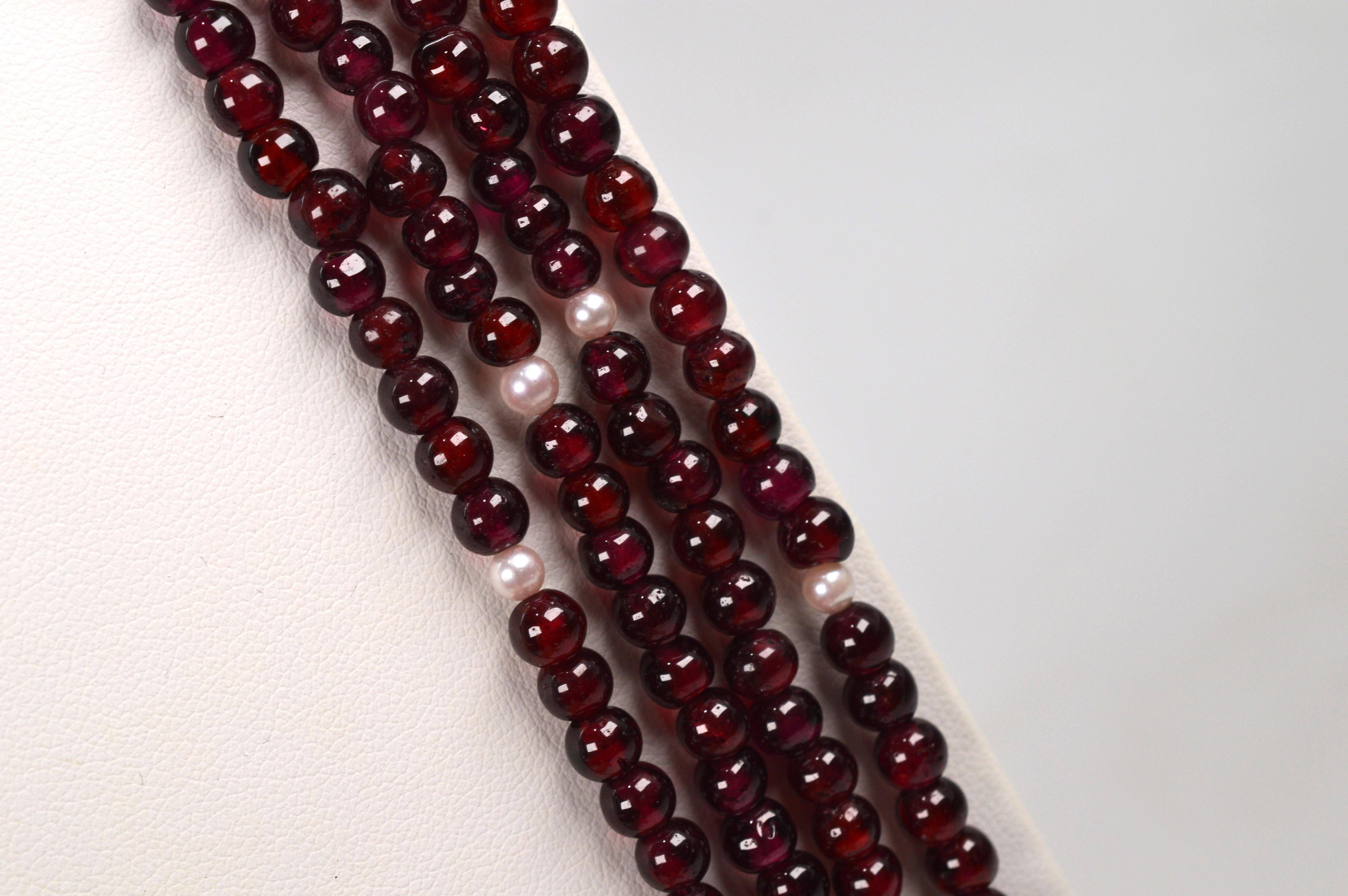 Collier multi-brins en grenat avec accents en perles et fermoir en filigrane en argent en vente 1