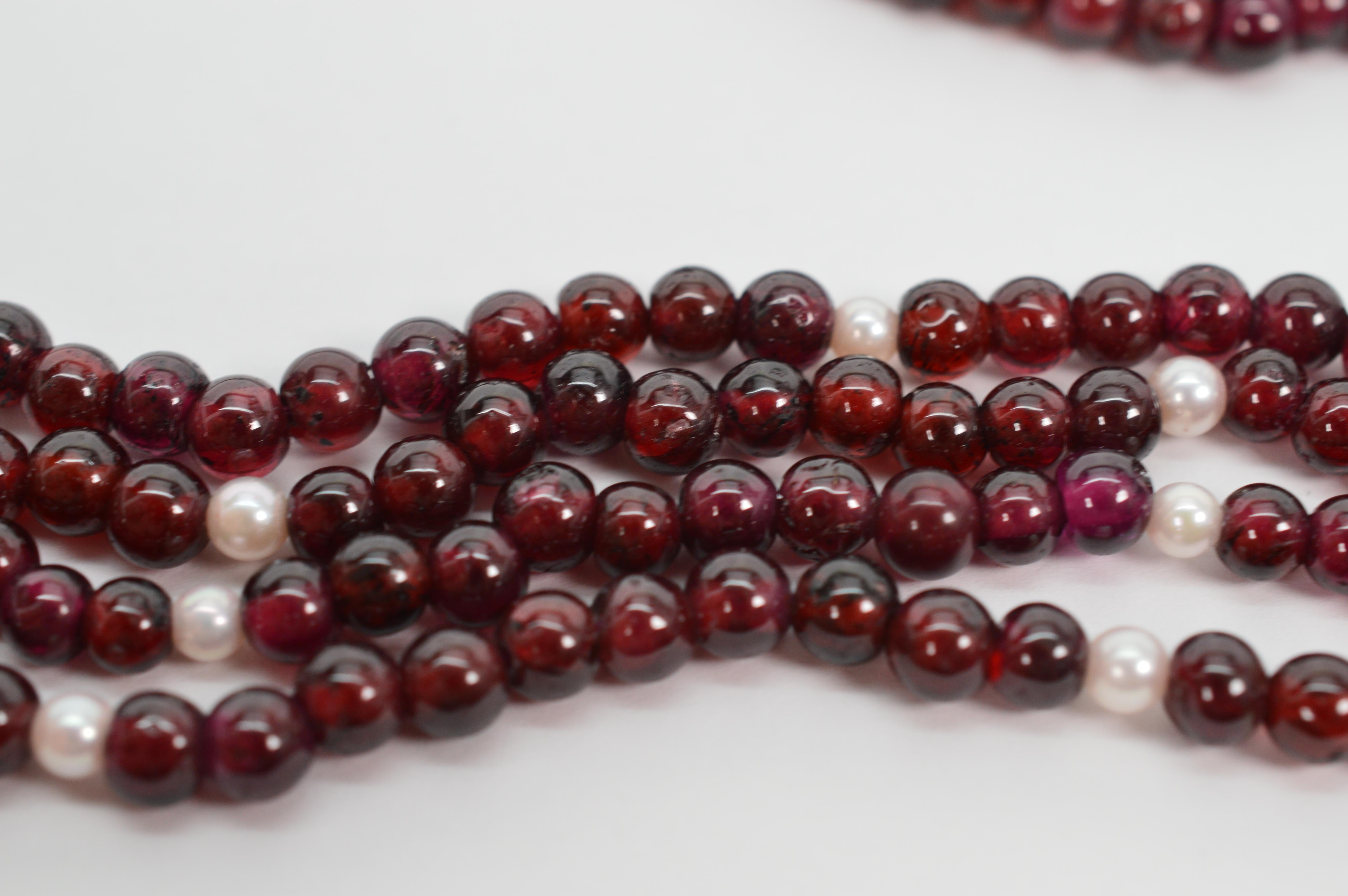Collier multi-brins en grenat avec accents en perles et fermoir en filigrane en argent en vente 3
