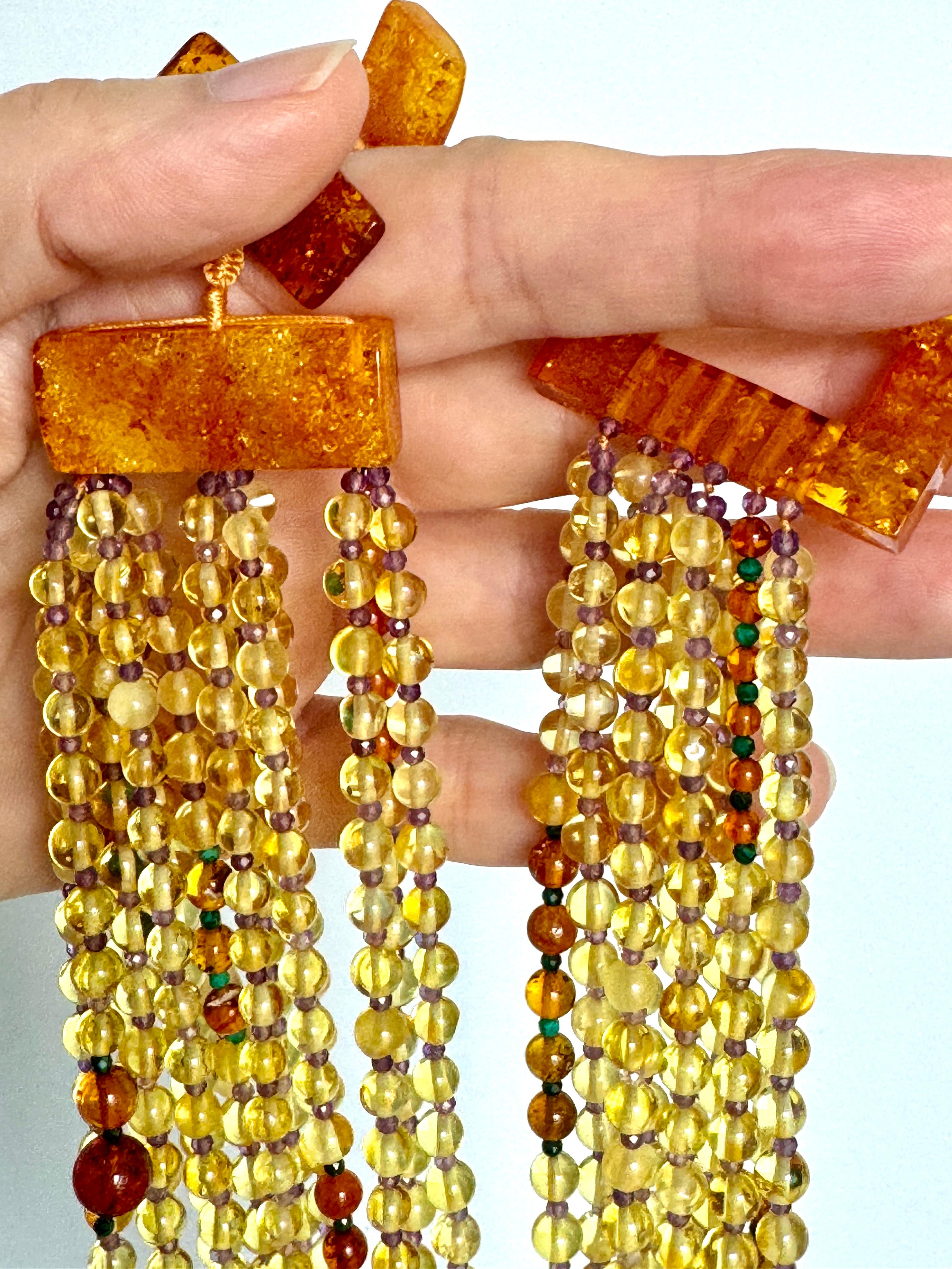 Taglio rotondo Collana a più fili di ambra dorata, ametista e malachite in vendita