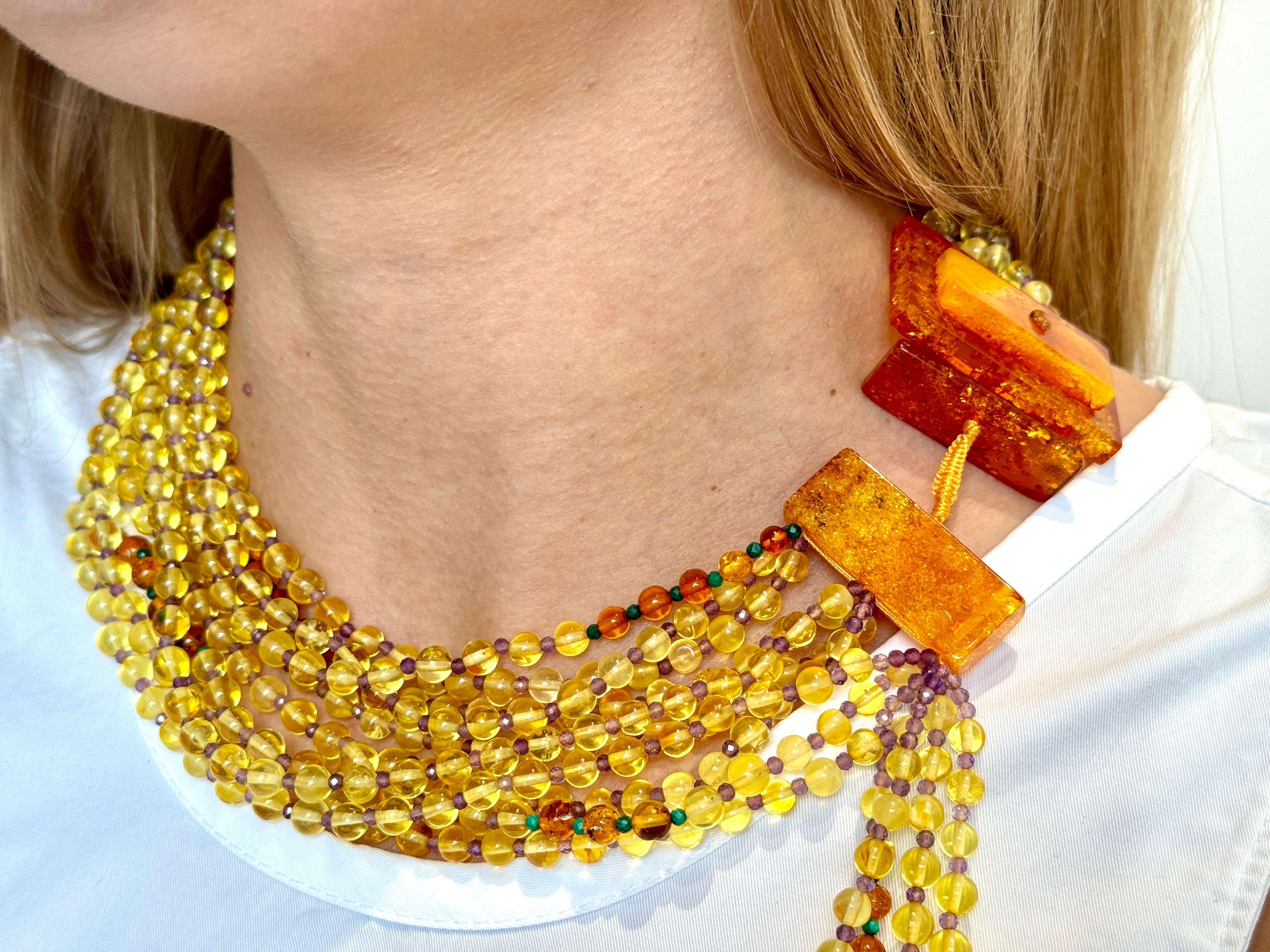 Donna Collana a più fili di ambra dorata, ametista e malachite in vendita