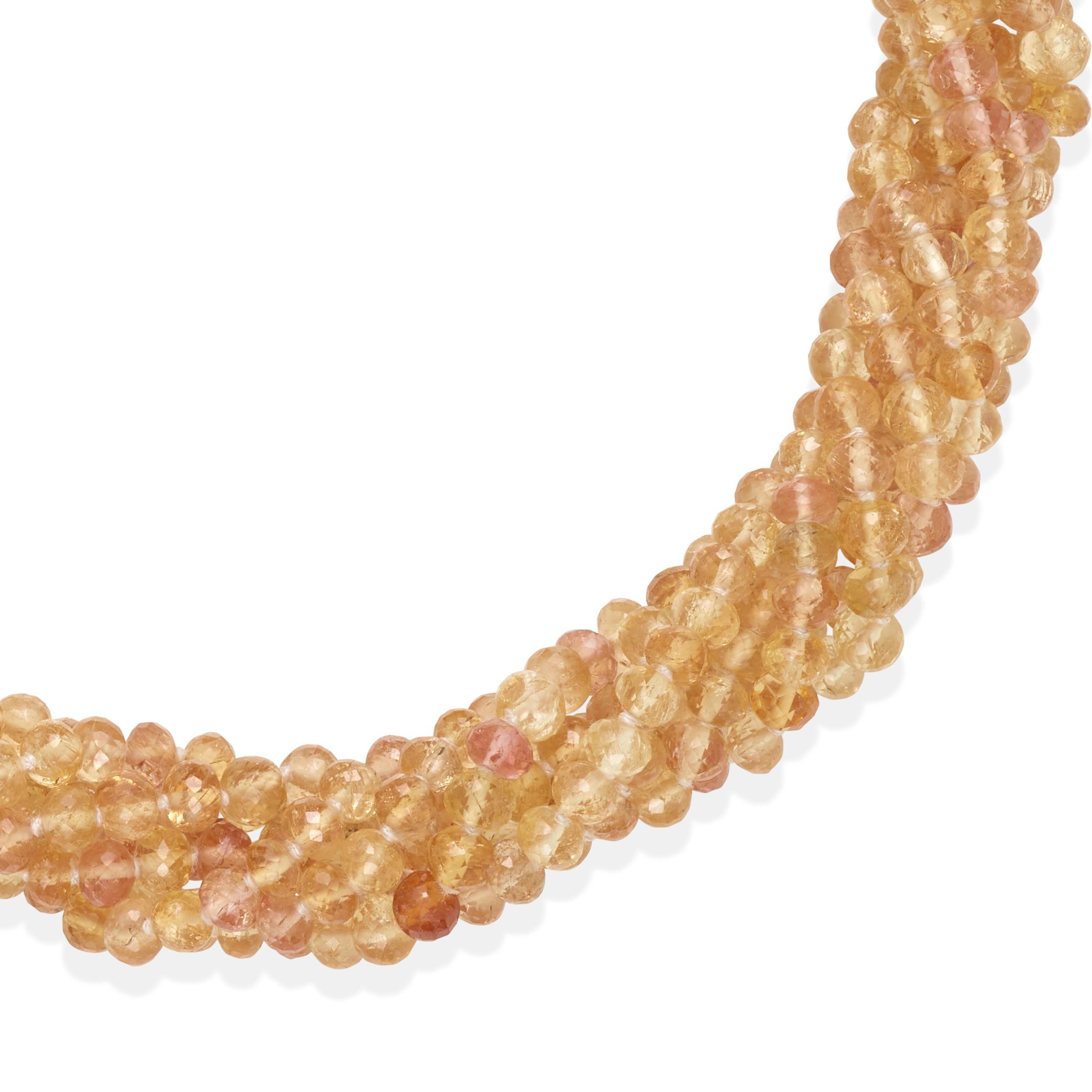 Ce collier multibrins se compose de 6 rangs de perles de topaze dorée facettées, terminés par un fermoir en or 18 carats.