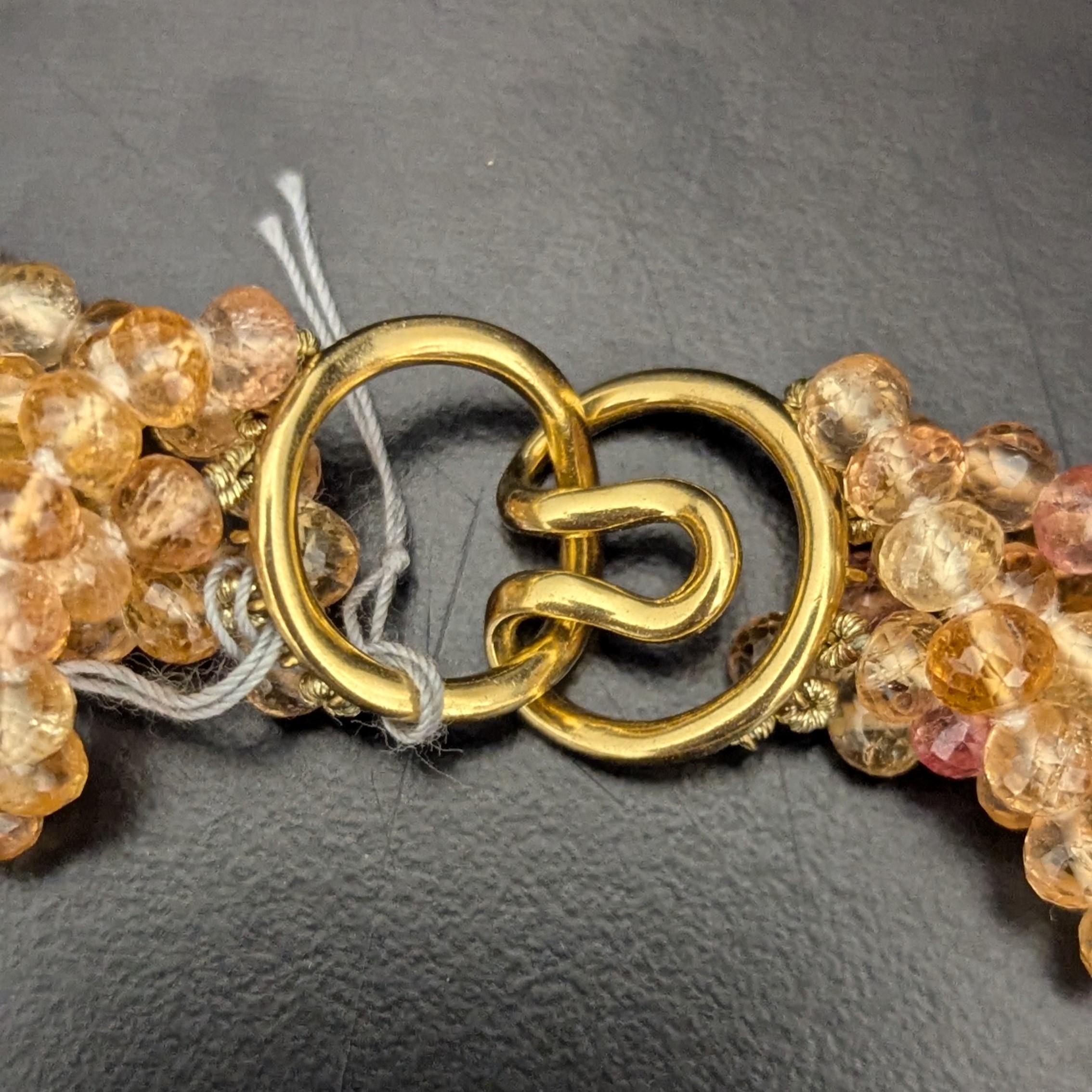 Collier torsadé à plusieurs rangs de perles de topaze dorée avec fermoir en or jaune 18 carats Bon état - En vente à New York, NY
