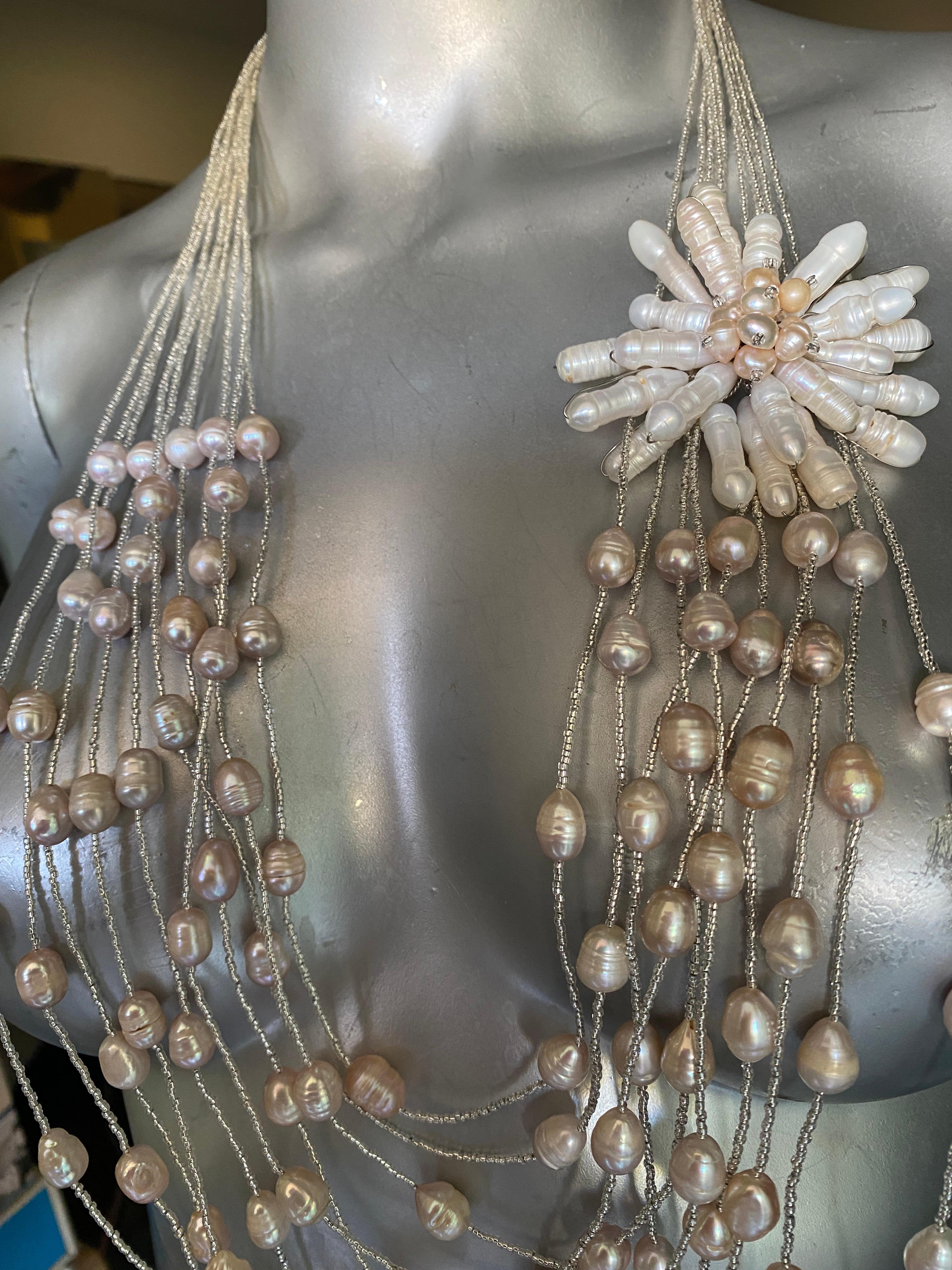 Mehrstrangige italienische Perlen-/MOP-Halskette mit Chic-Blumen-Akzent  im Angebot 5