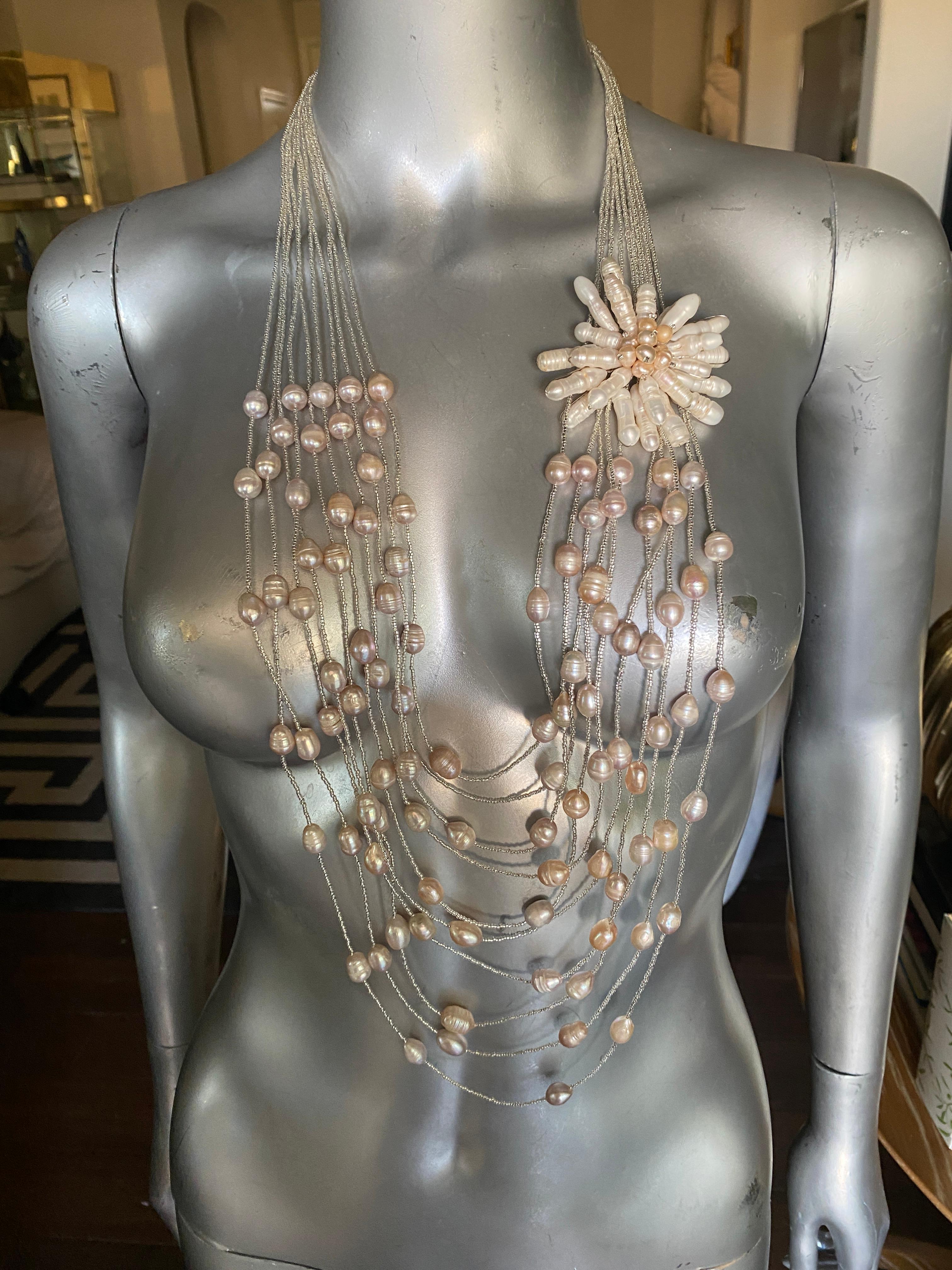 Mehrstrangige italienische Perlen-/MOP-Halskette mit Chic-Blumen-Akzent  (Moderne) im Angebot