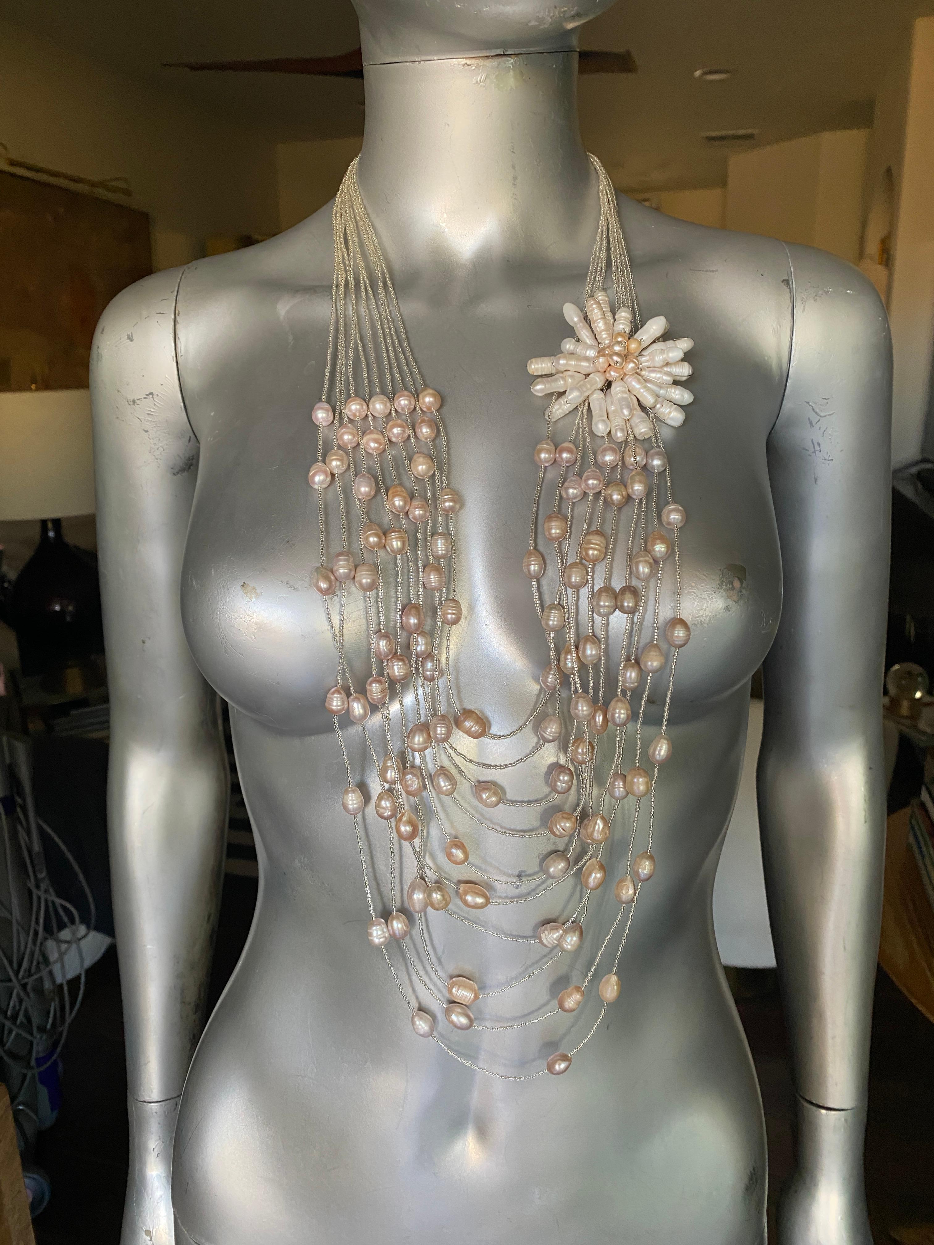 Mehrstrangige italienische Perlen-/MOP-Halskette mit Chic-Blumen-Akzent  im Zustand „Gut“ im Angebot in Palm Springs, CA