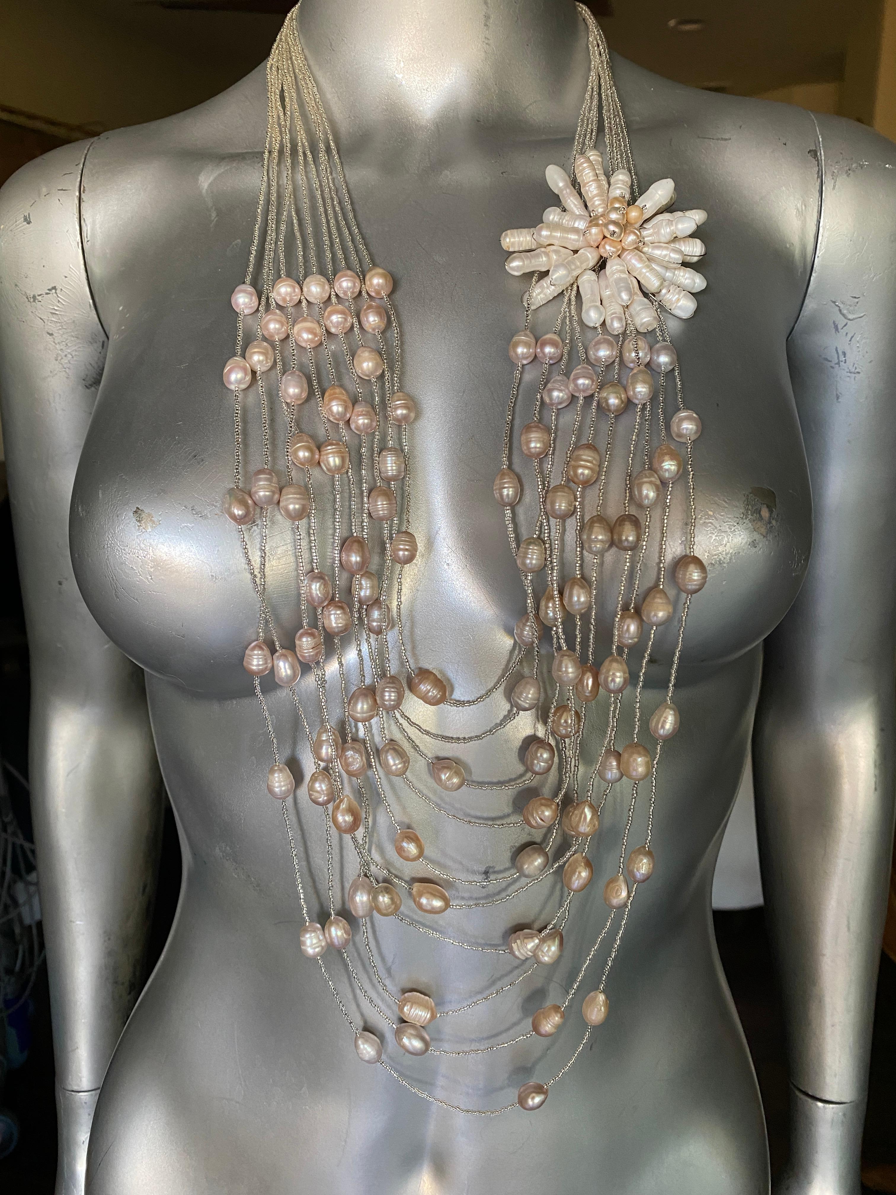 Mehrstrangige italienische Perlen-/MOP-Halskette mit Chic-Blumen-Akzent  Damen im Angebot