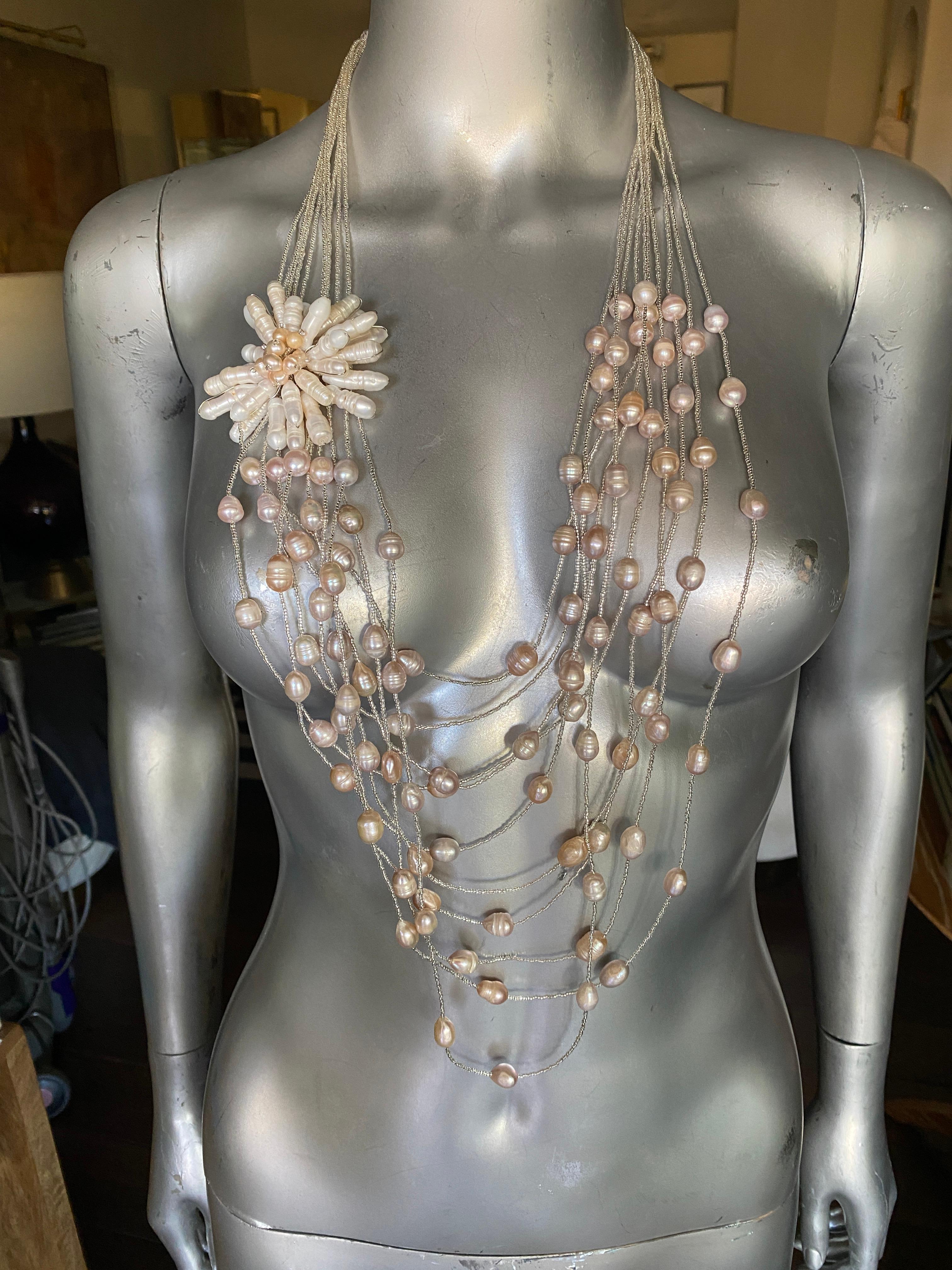 Mehrstrangige italienische Perlen-/MOP-Halskette mit Chic-Blumen-Akzent  im Angebot 1