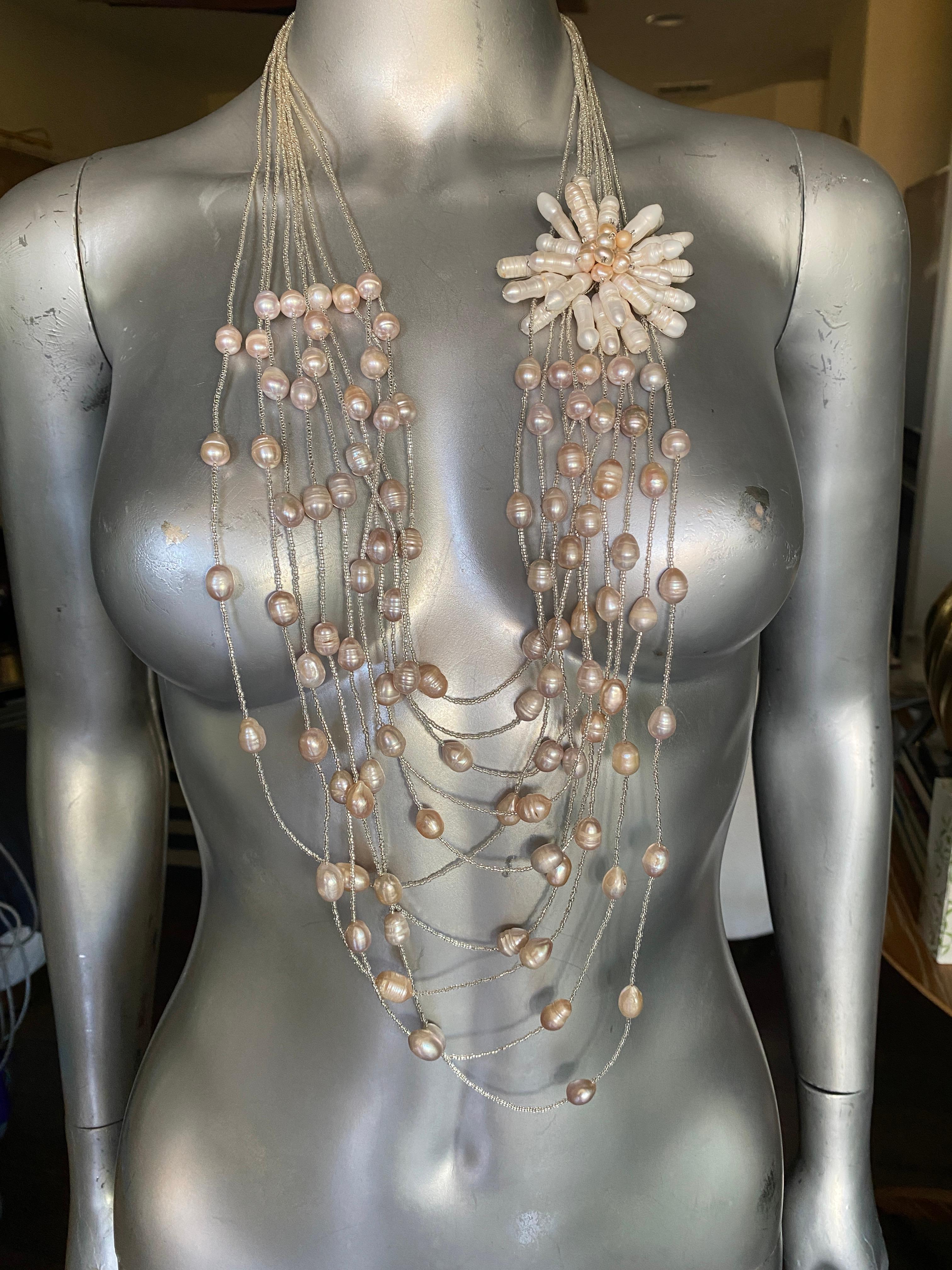 Mehrstrangige italienische Perlen-/MOP-Halskette mit Chic-Blumen-Akzent  im Angebot 2