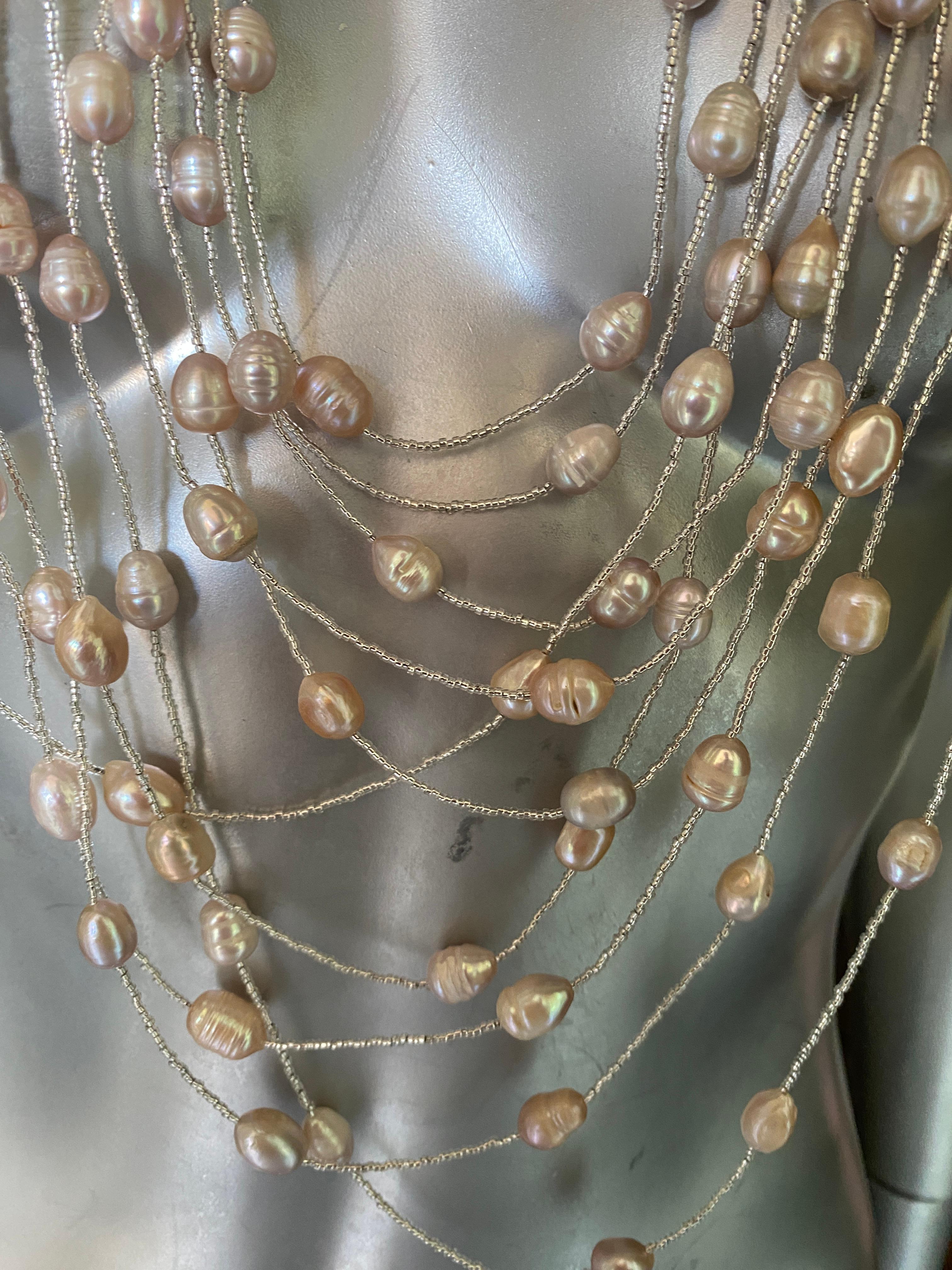 Mehrstrangige italienische Perlen-/MOP-Halskette mit Chic-Blumen-Akzent  im Angebot 3