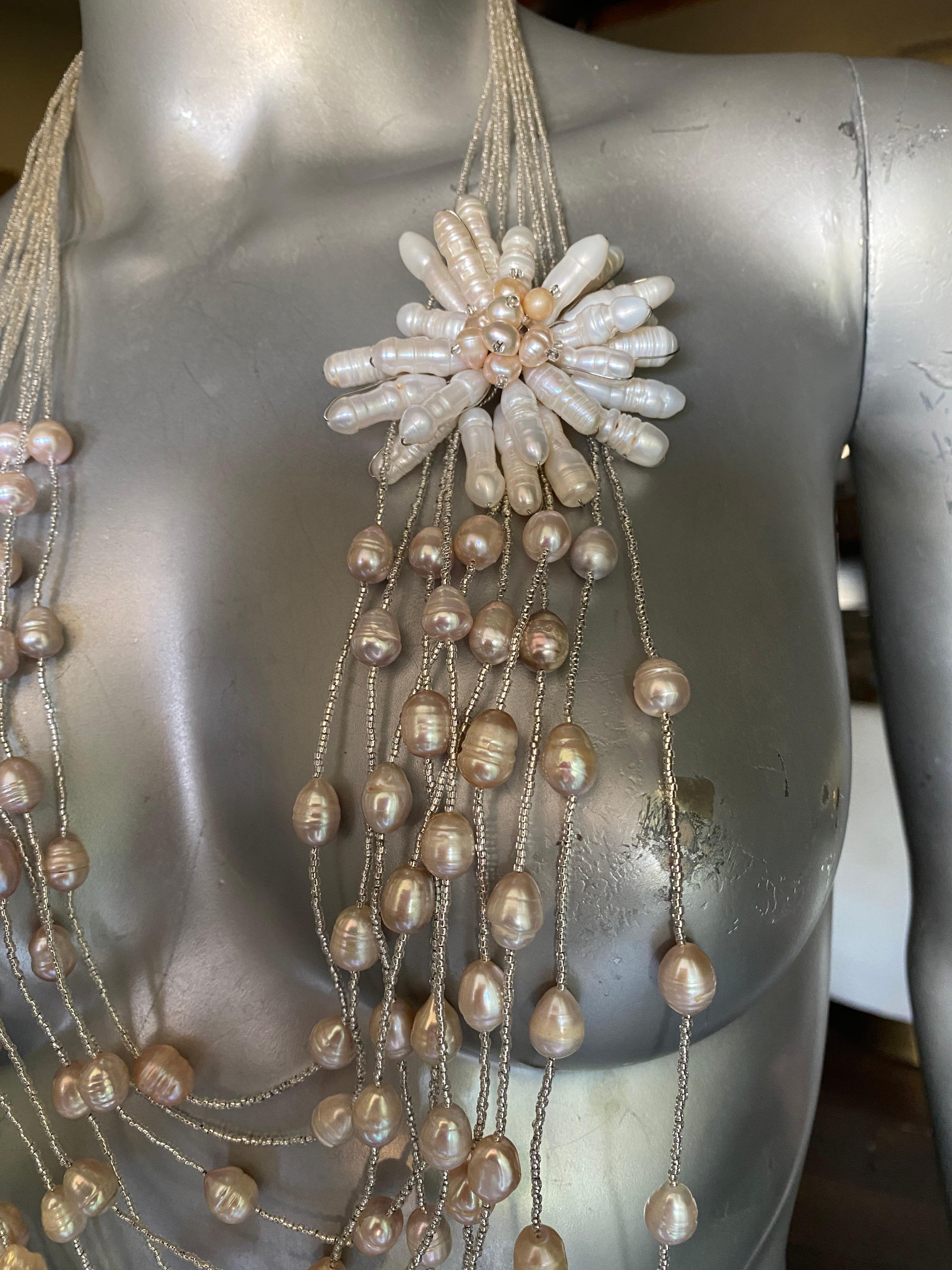 Mehrstrangige italienische Perlen-/MOP-Halskette mit Chic-Blumen-Akzent  im Angebot 4