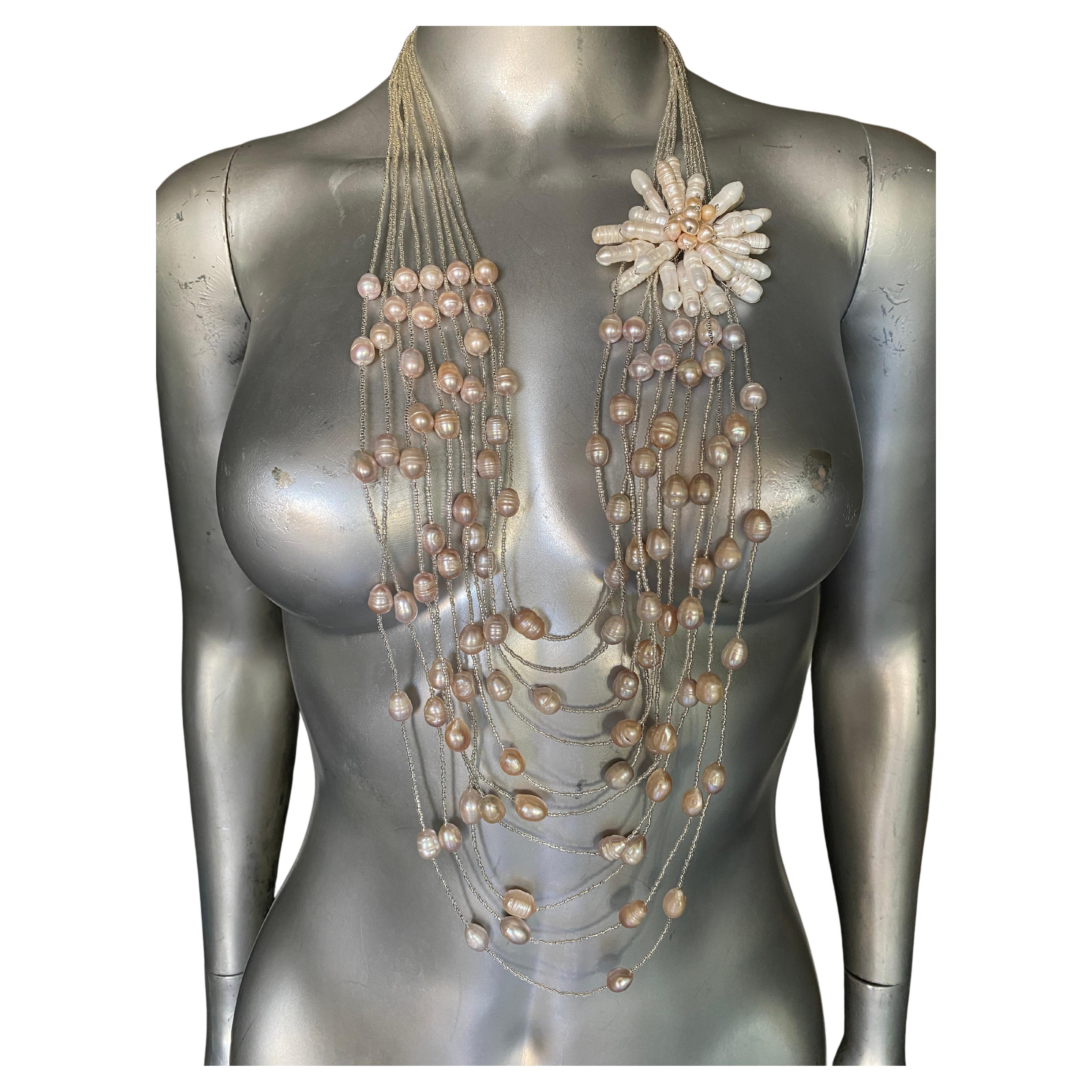Collier de perles italiennes à plusieurs rangs / MOP avec touches florales chics en vente