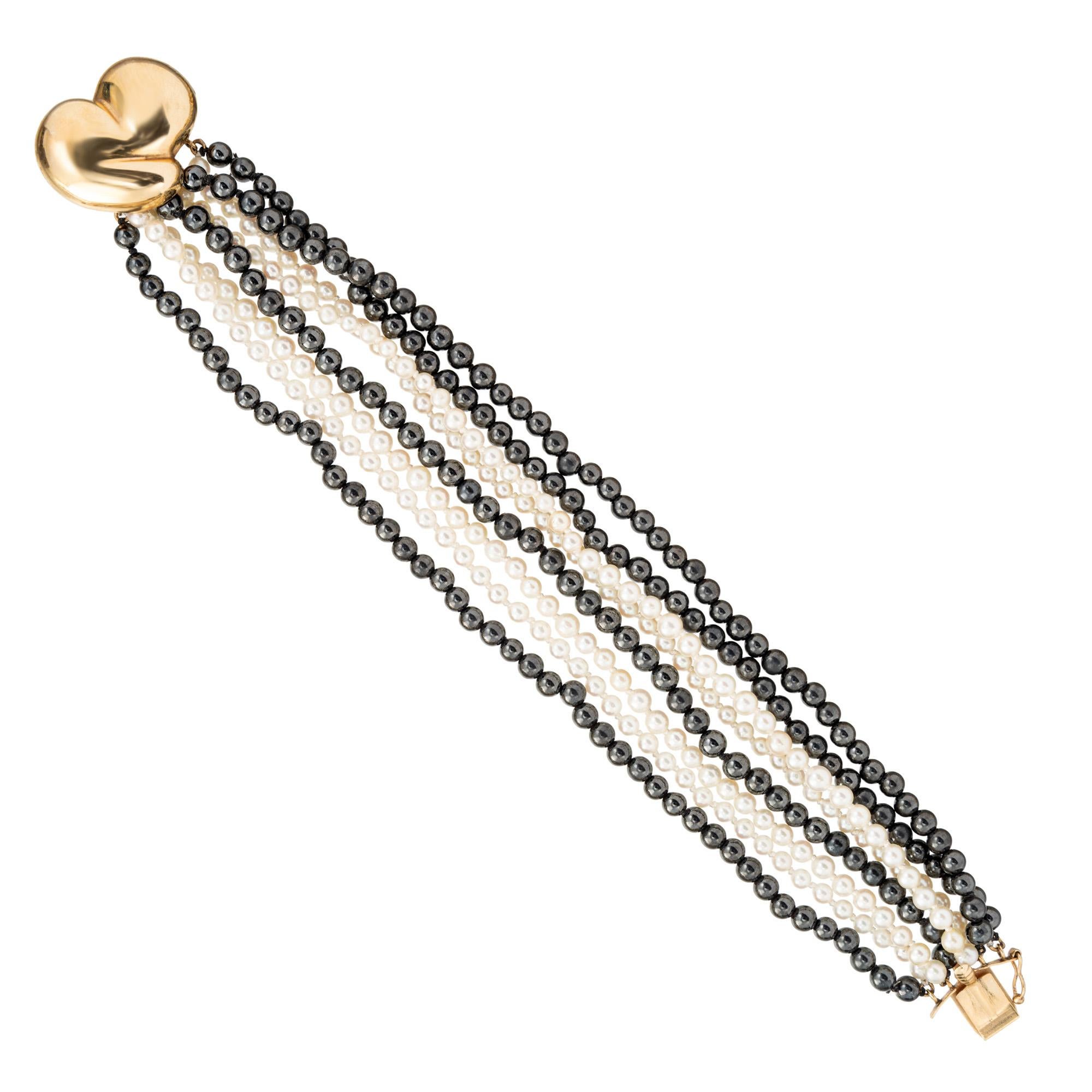 Ti presentiamo il Bracciale di Perle di coltura giapponesi ed Ematite a più fili, un capolavoro che unisce l'eleganza senza tempo al fascino moderno. Questo bracciale è realizzato con quattro fili di perle da 3,5 a 3,7 mm e quattro fili di perle