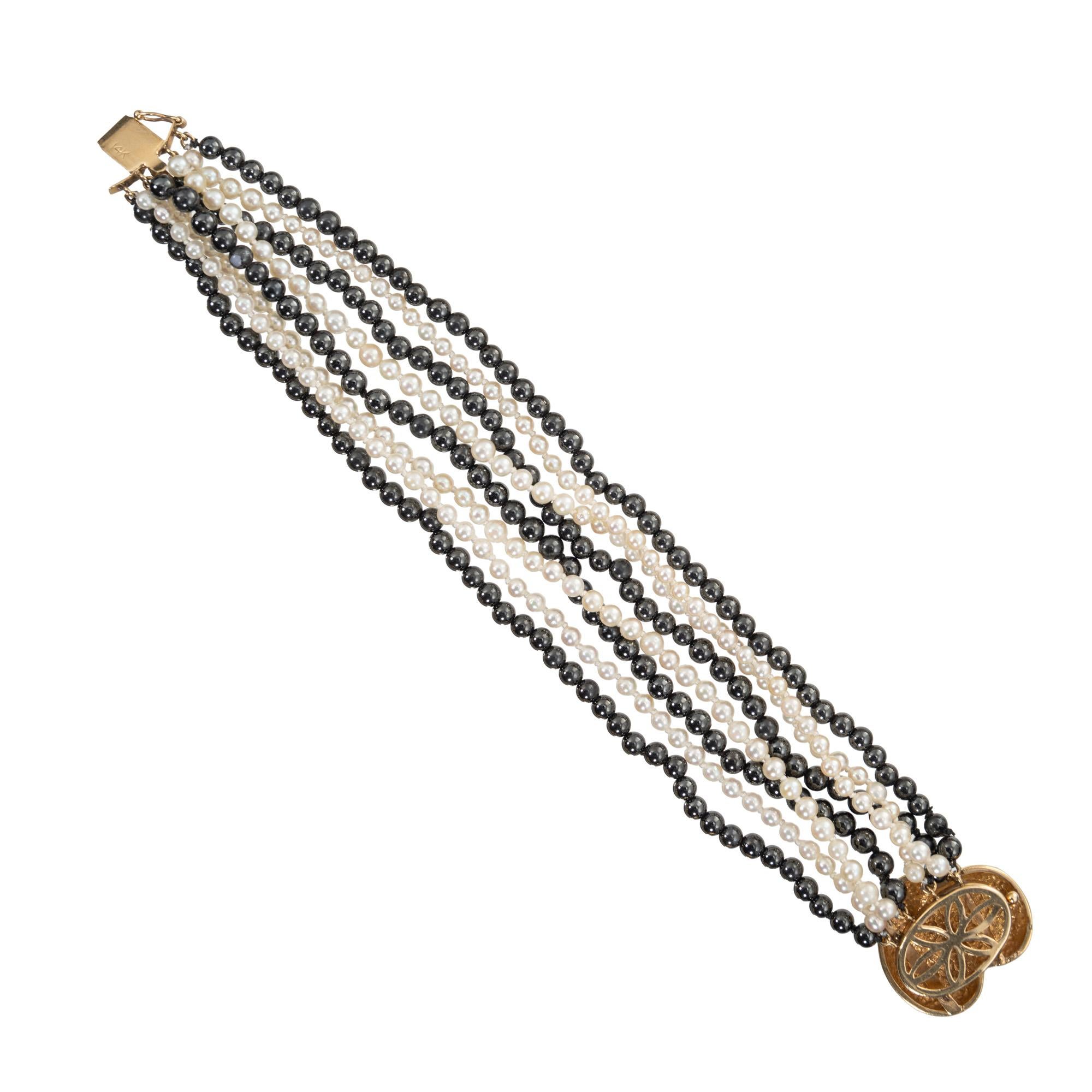 Taglio rotondo Bracciale in oro con perle giapponesi coltivate e ematite a più fili in vendita