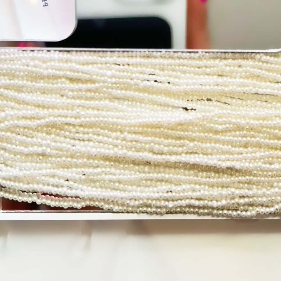 Collana di perle multistrato vintage composta da 45 fili di perle di semi infilati singolarmente. I fili multipli misurano 27 pollici e sono uniti da una grande chiusura in oro giallo e diamanti. La chiusura è realizzata in oro giallo 18 carati e