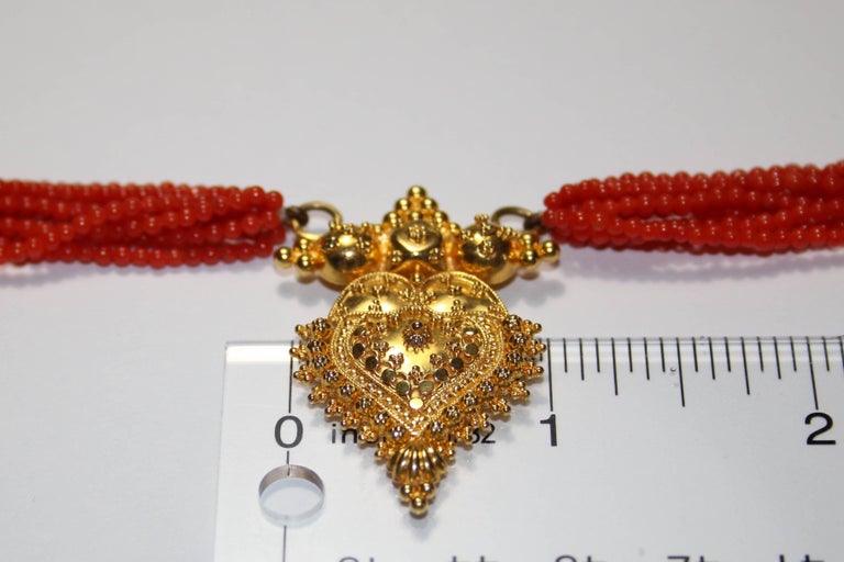 Multi-Strand Natural Coral Beads and Gold Necklace In Good Condition For Sale In New York, NY