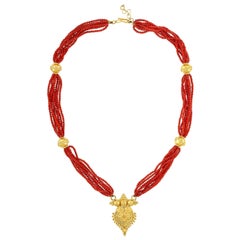 Collar de varias vueltas de cuentas de coral natural y oro