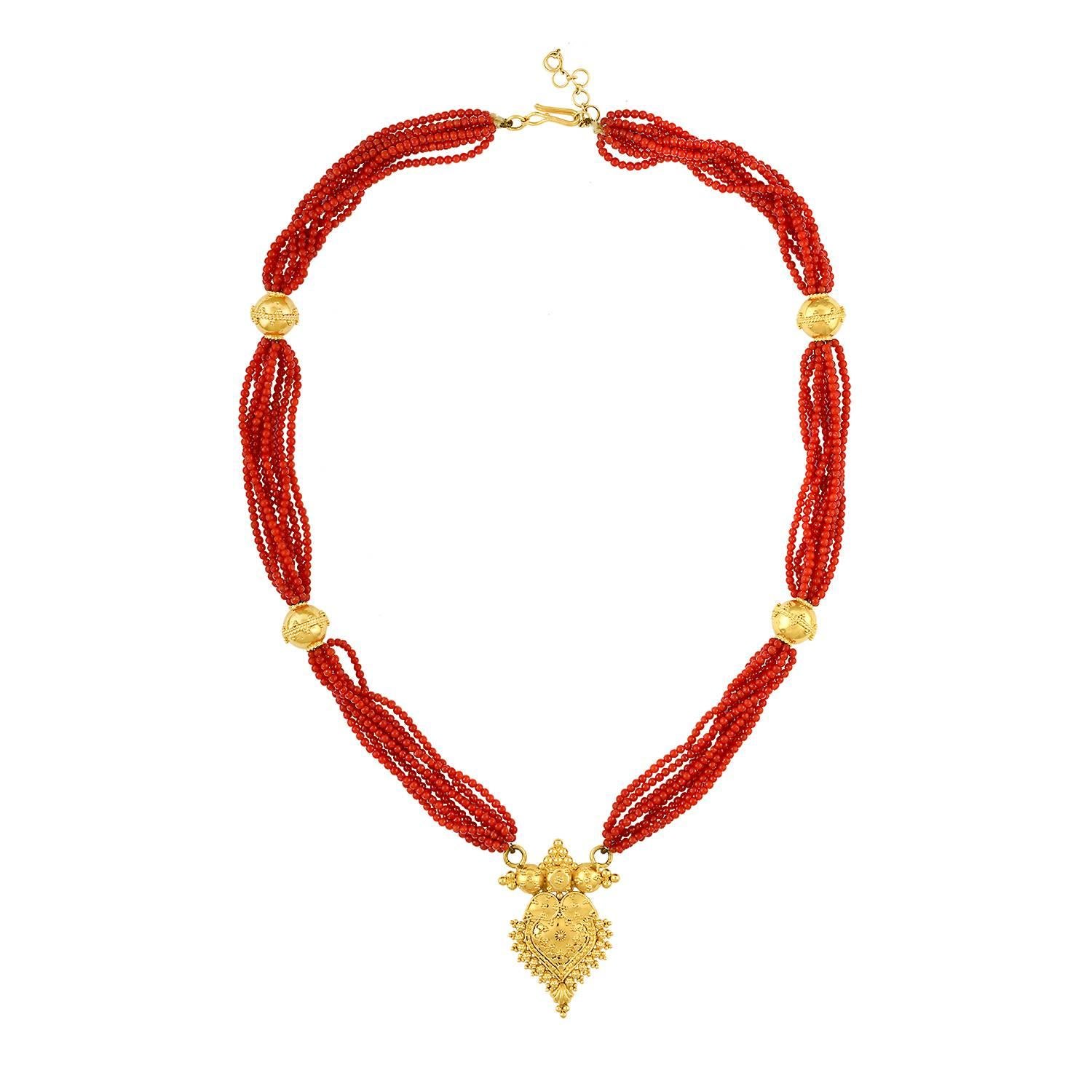 Mehrreihige Halskette aus natürlichen Korallenperlen und Gold im Angebot