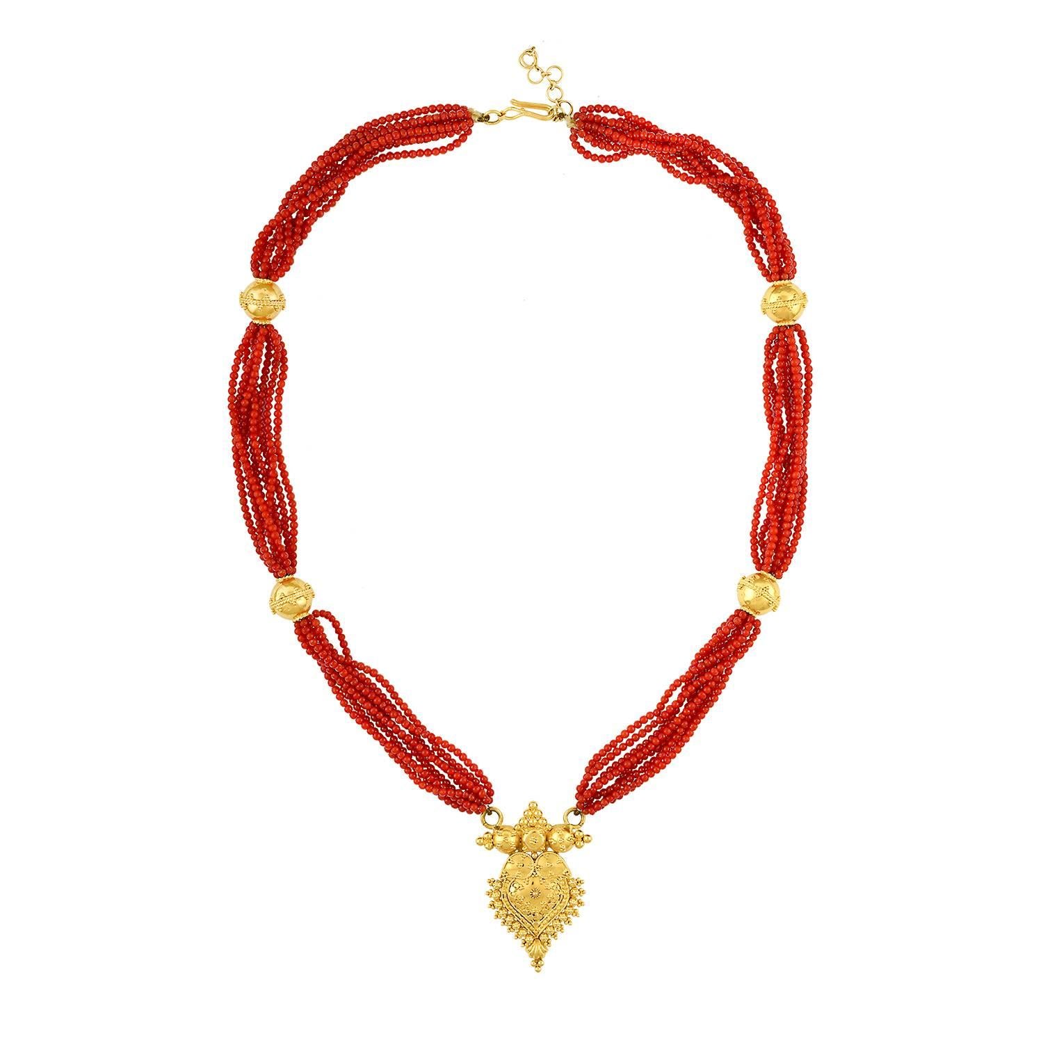 Collier de perles et d'or en corail naturel à plusieurs rangs