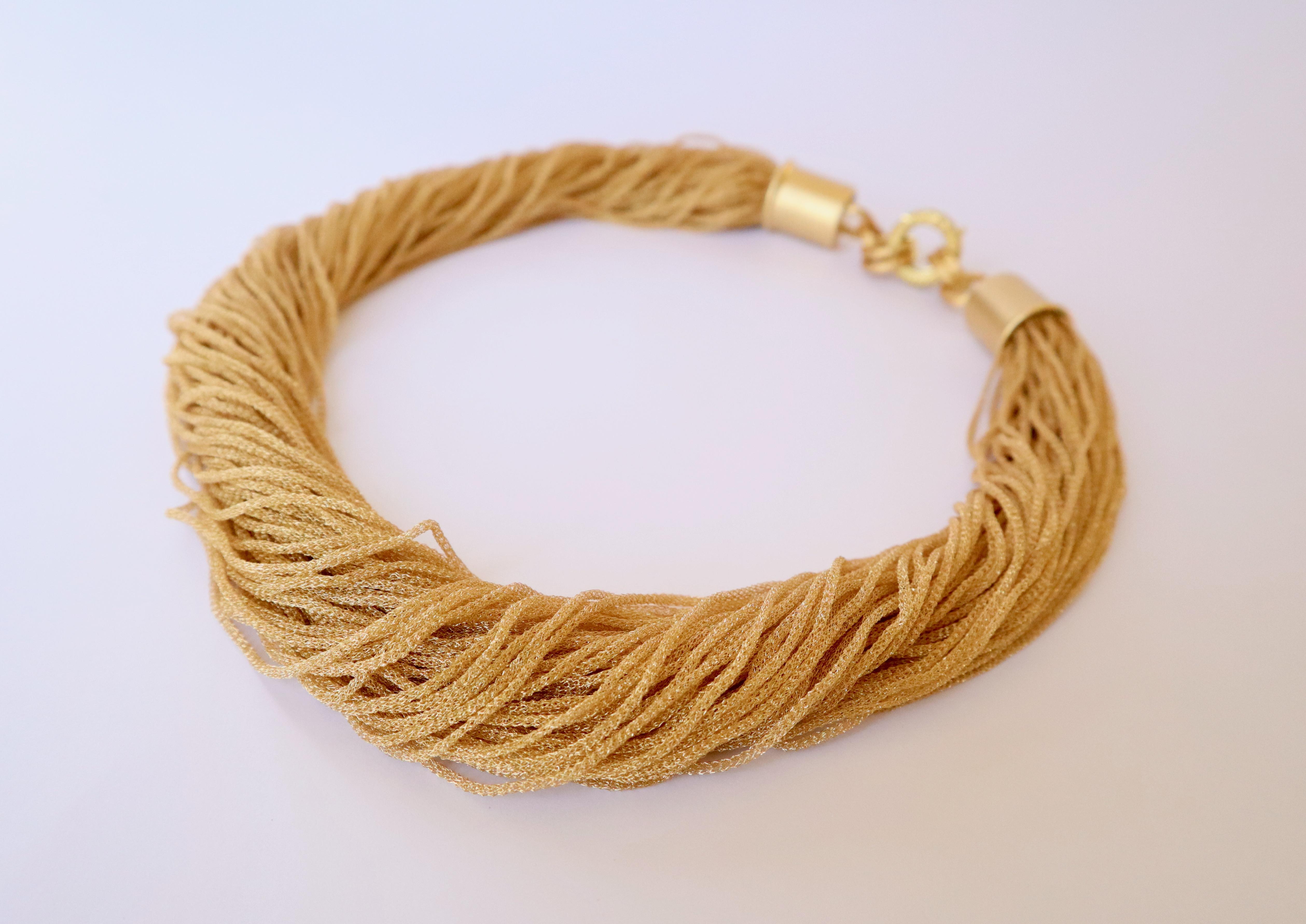 Collana multifilo in oro 18 carati Choker in oro giallo in vendita 3