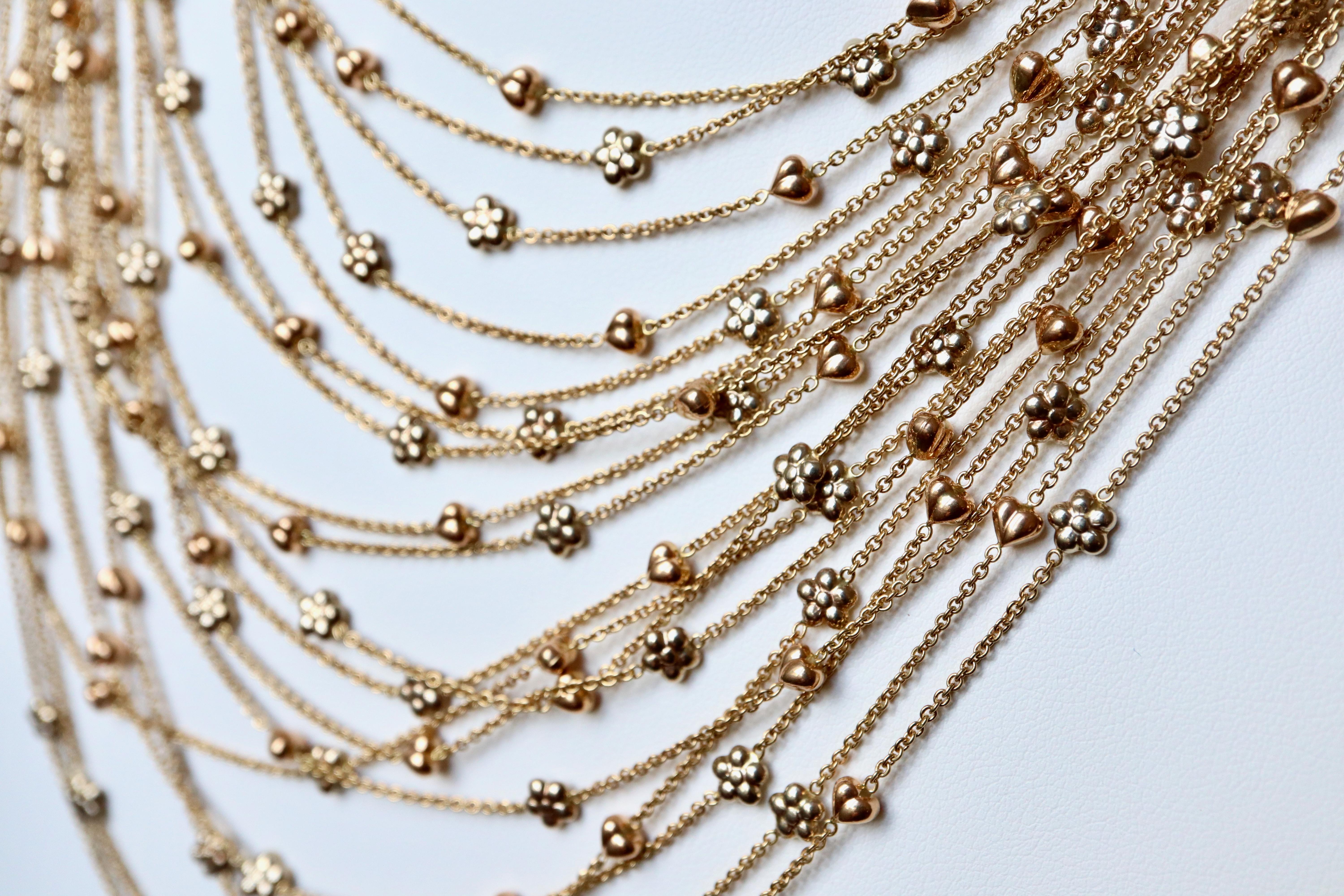 Mehrreihige Halskette aus 18 Karat 2 Gold mit Herzen und Blumen im Zustand „Gut“ im Angebot in Paris, FR