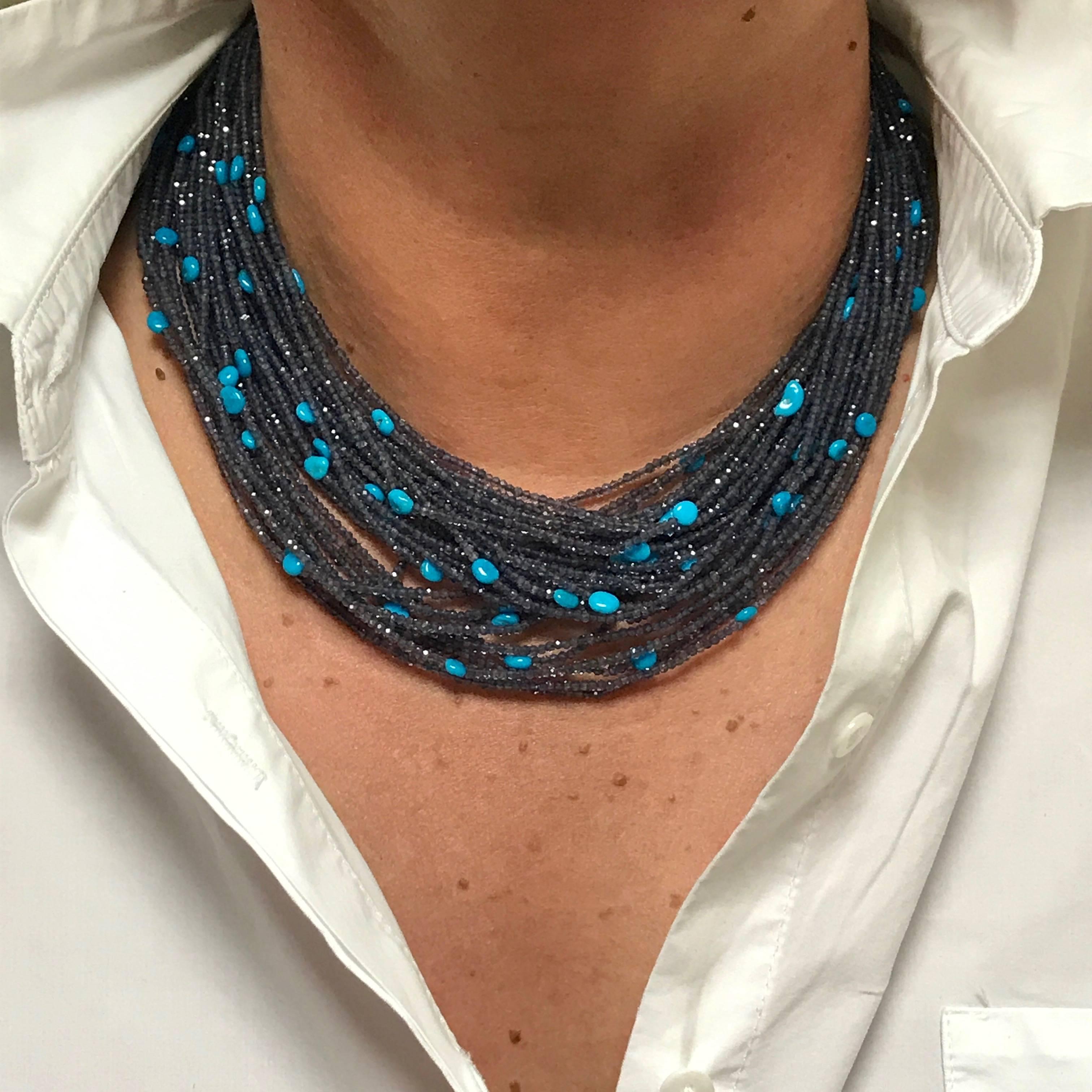 Mehrreihige Halskette mit Türkis-Iolith und Bakelit  (Ungeschliffen) im Angebot