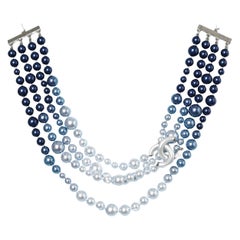 Collier à plusieurs brins sans col dans une nuance bleue et « Double CC »  Marque Chanel