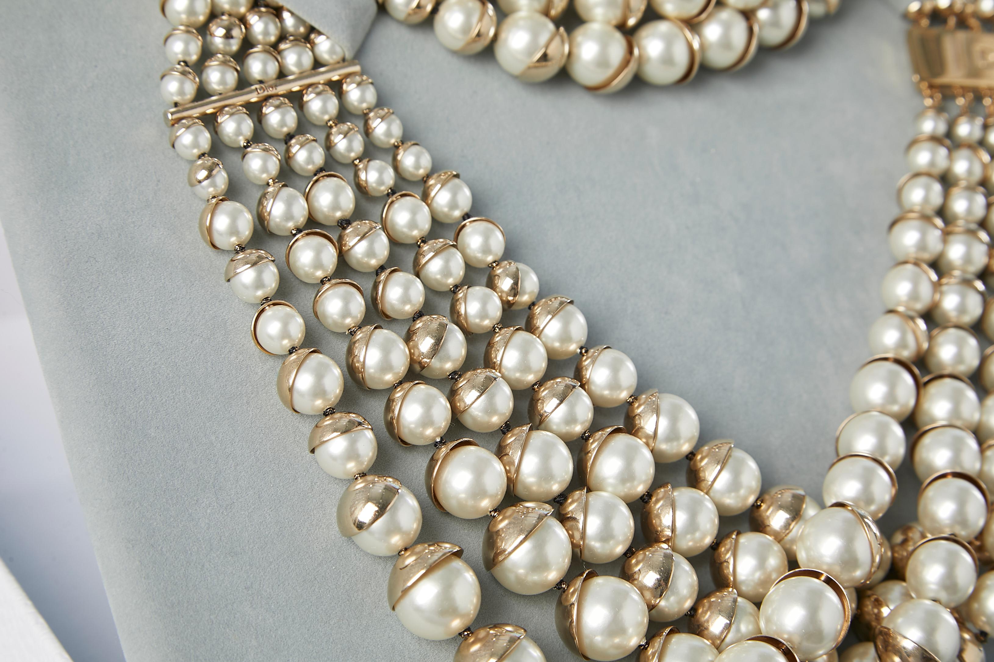 Mehrstrangiger neckloser Halsausschnitt mit Perlen Christian Dior  (Zeitgenössisch) im Angebot