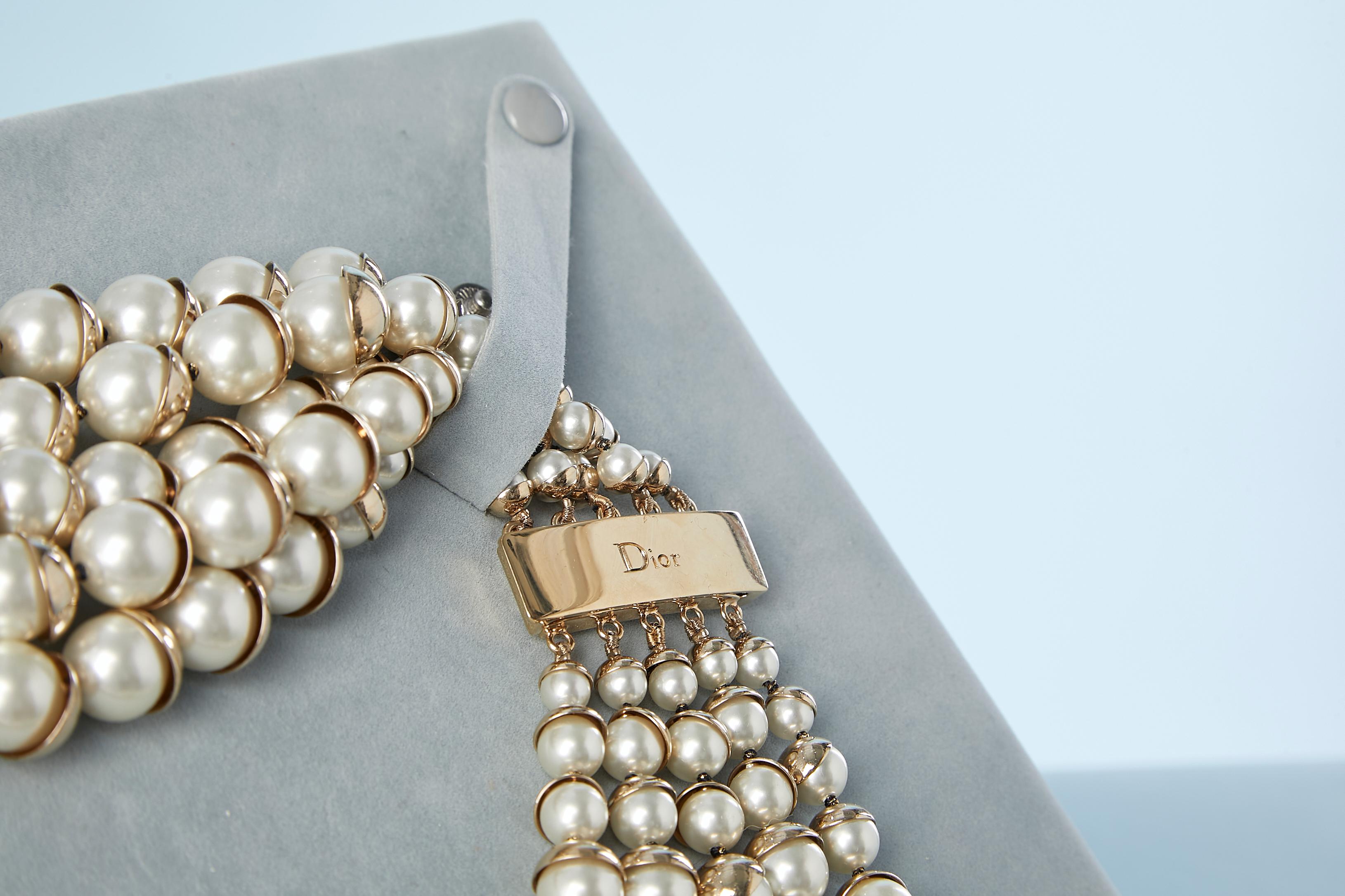 Mehrstrangiger neckloser Halsausschnitt mit Perlen Christian Dior  im Zustand „Hervorragend“ im Angebot in Saint-Ouen-Sur-Seine, FR