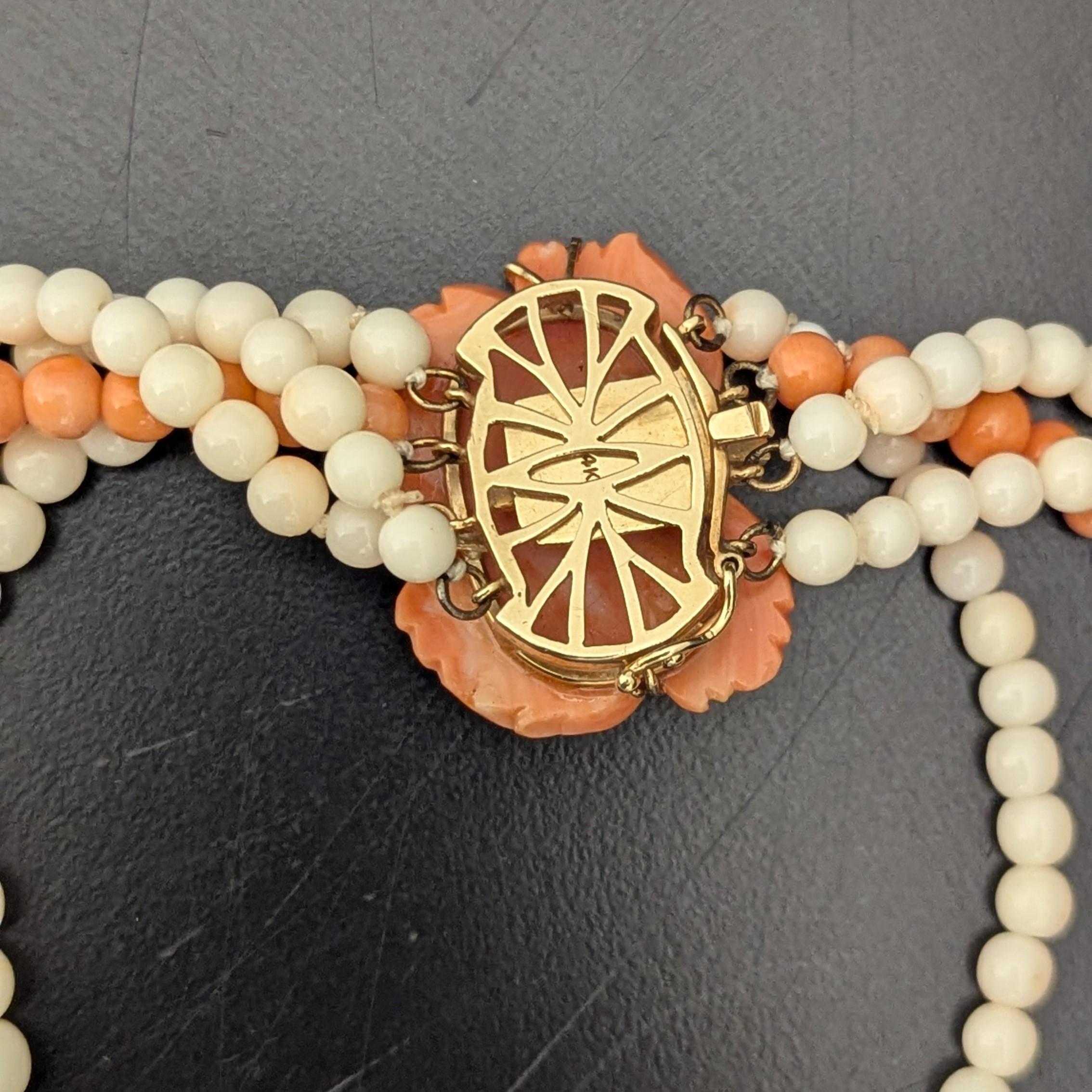 Perle Collier de perles de corail orange et blanc à plusieurs rangs avec fermoir à fleur en corail sculpté en vente