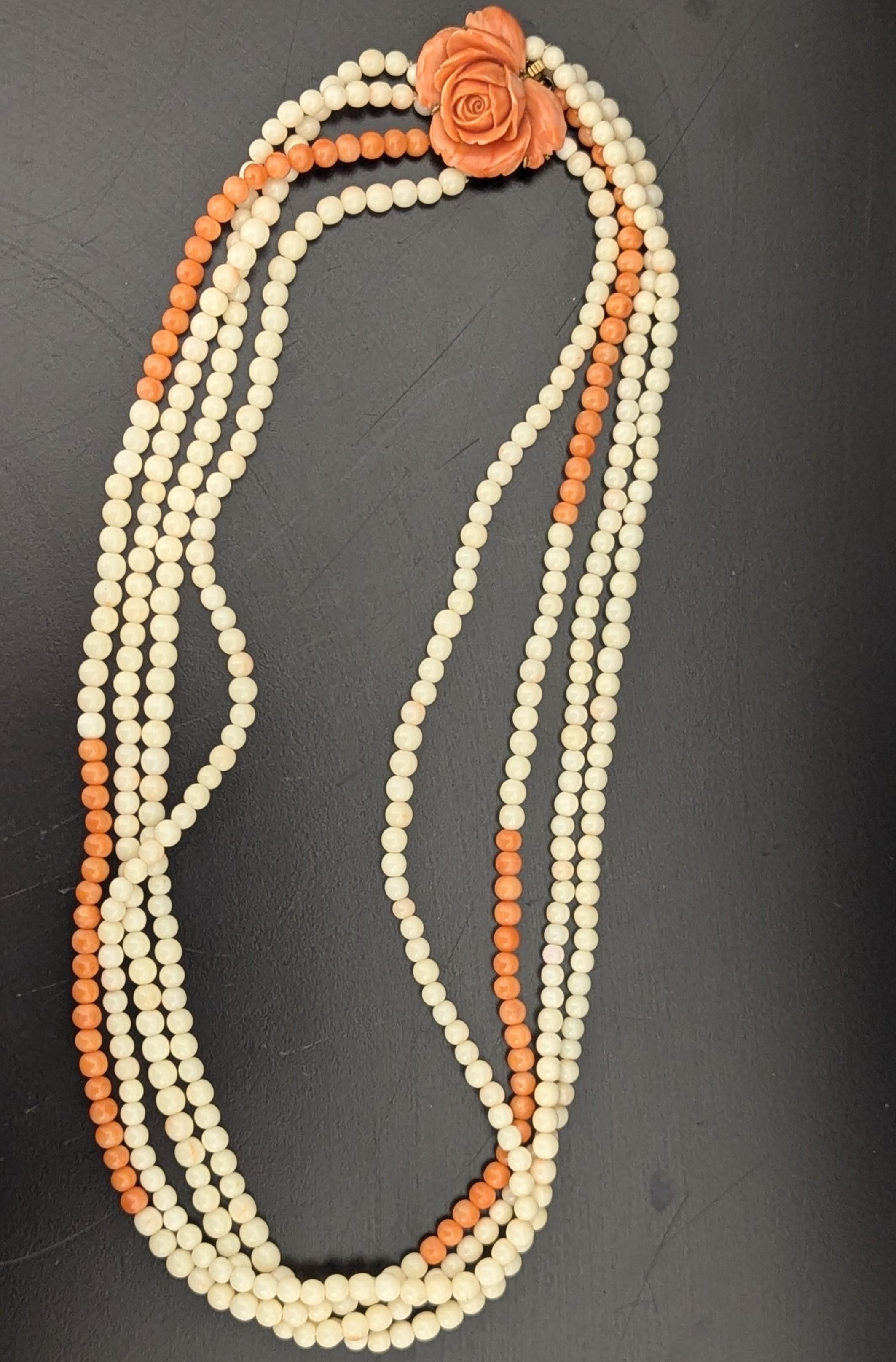 Collier de perles de corail orange et blanc à plusieurs rangs avec fermoir à fleur en corail sculpté Bon état - En vente à New York, NY