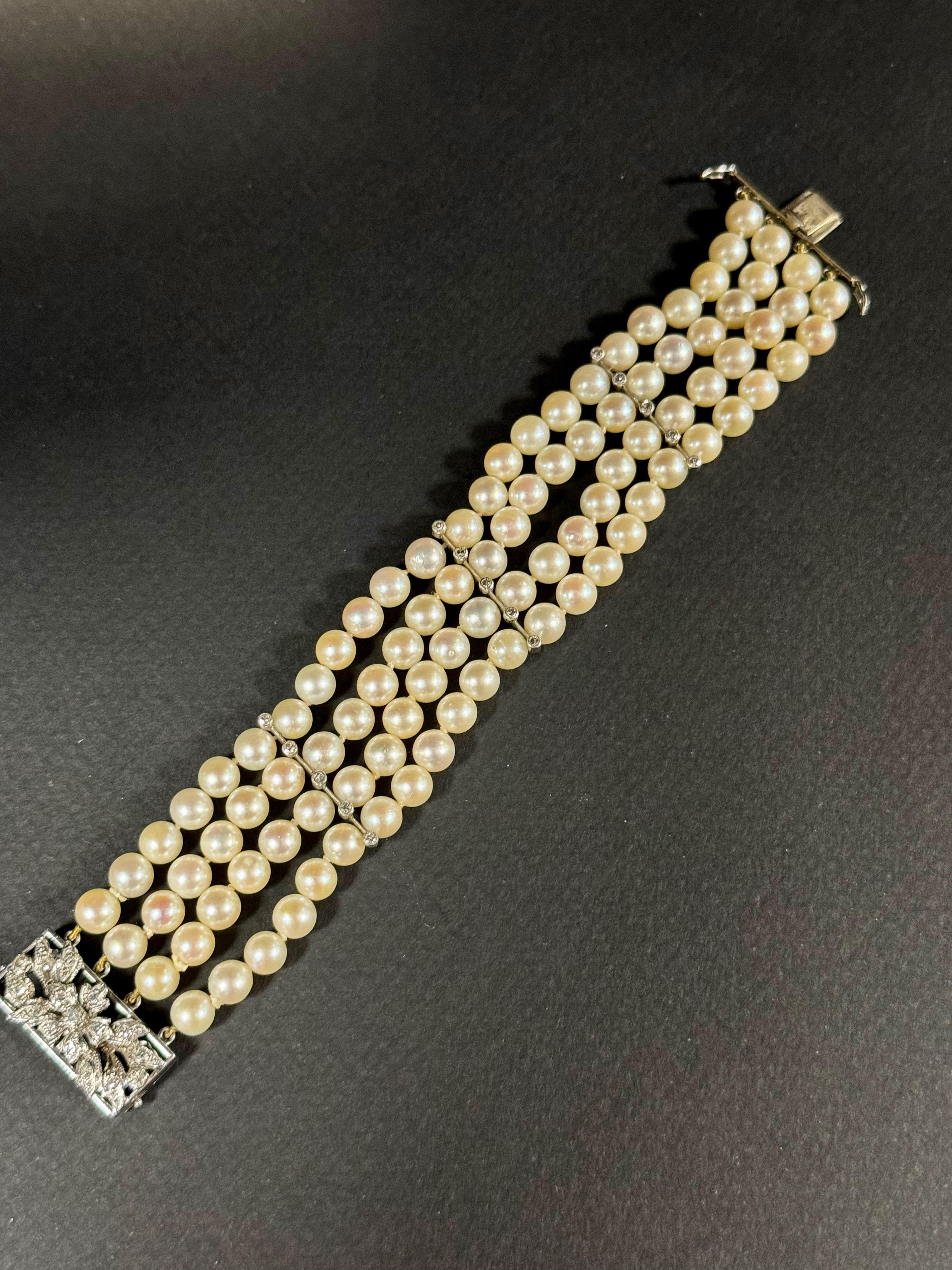 Elegante bracciale a più fili con perle e diamanti e chiusura con diamanti. Le perle sono culture e montate su oro grigio 18k. 
È difficile datare questo bracciale, ma dovrebbe risalire alla fine del XIX secolo.

La lunghezza del bracciale è di 18