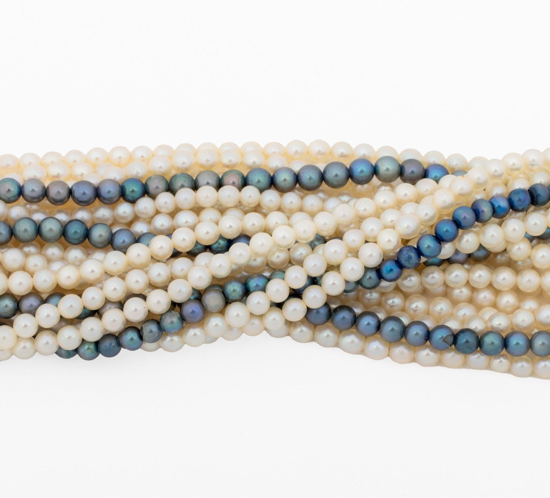 Multi-Strand Pearl Bracelet 18K Diamond Clasp in vendita 4